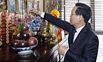 President offers incense to late leaders, visits former leaders on Tet occasion
