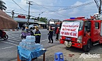 Vừa phát nước miễn phí, vừa tuyên truyền phòng cháy, chữa cháy cho người dân