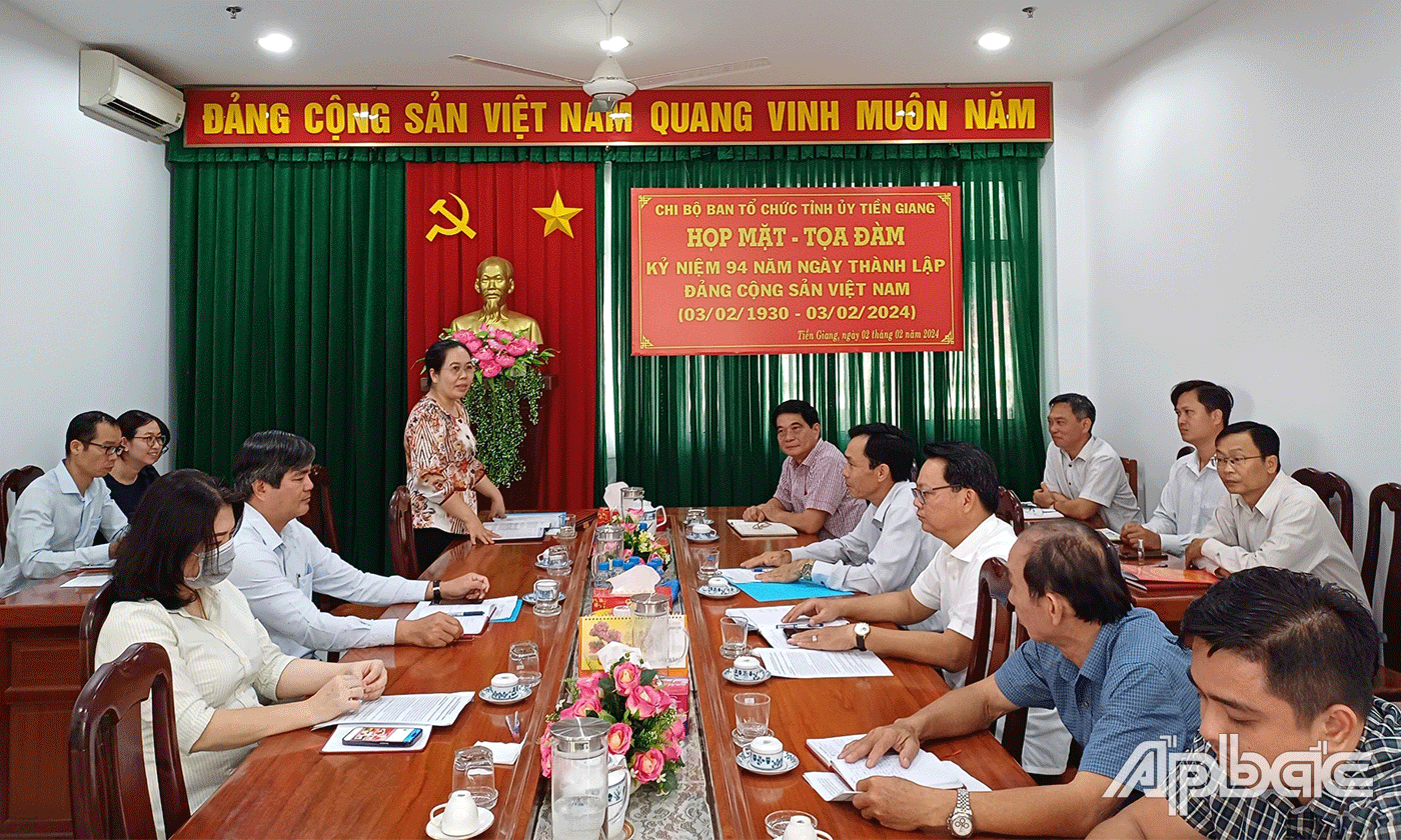 Bí thư Chi bộ Ban Tổ chức Tỉnh uỷ Nguyễn Thị Lan phát biểu.
