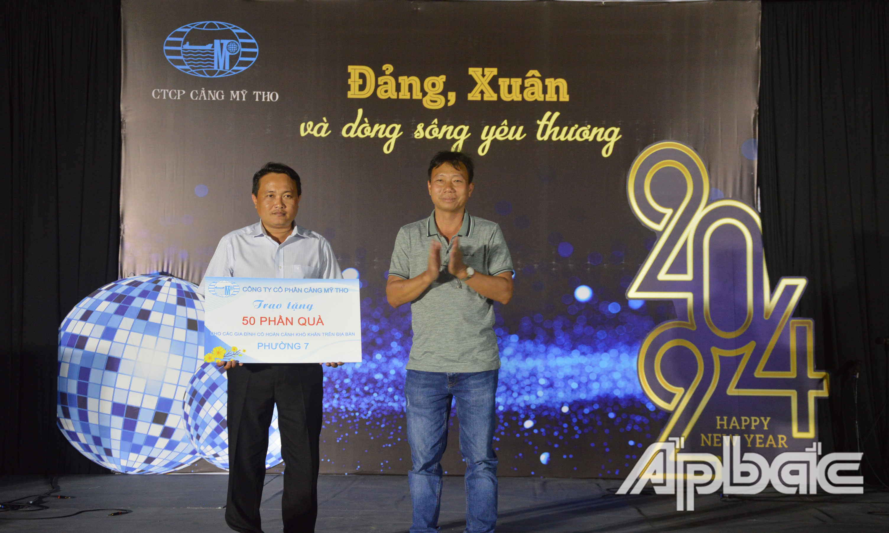 Trao bảng biểu trưng cho các đơn vị để tặng cho các hộ dân có hoàn cảnh khó khăn.