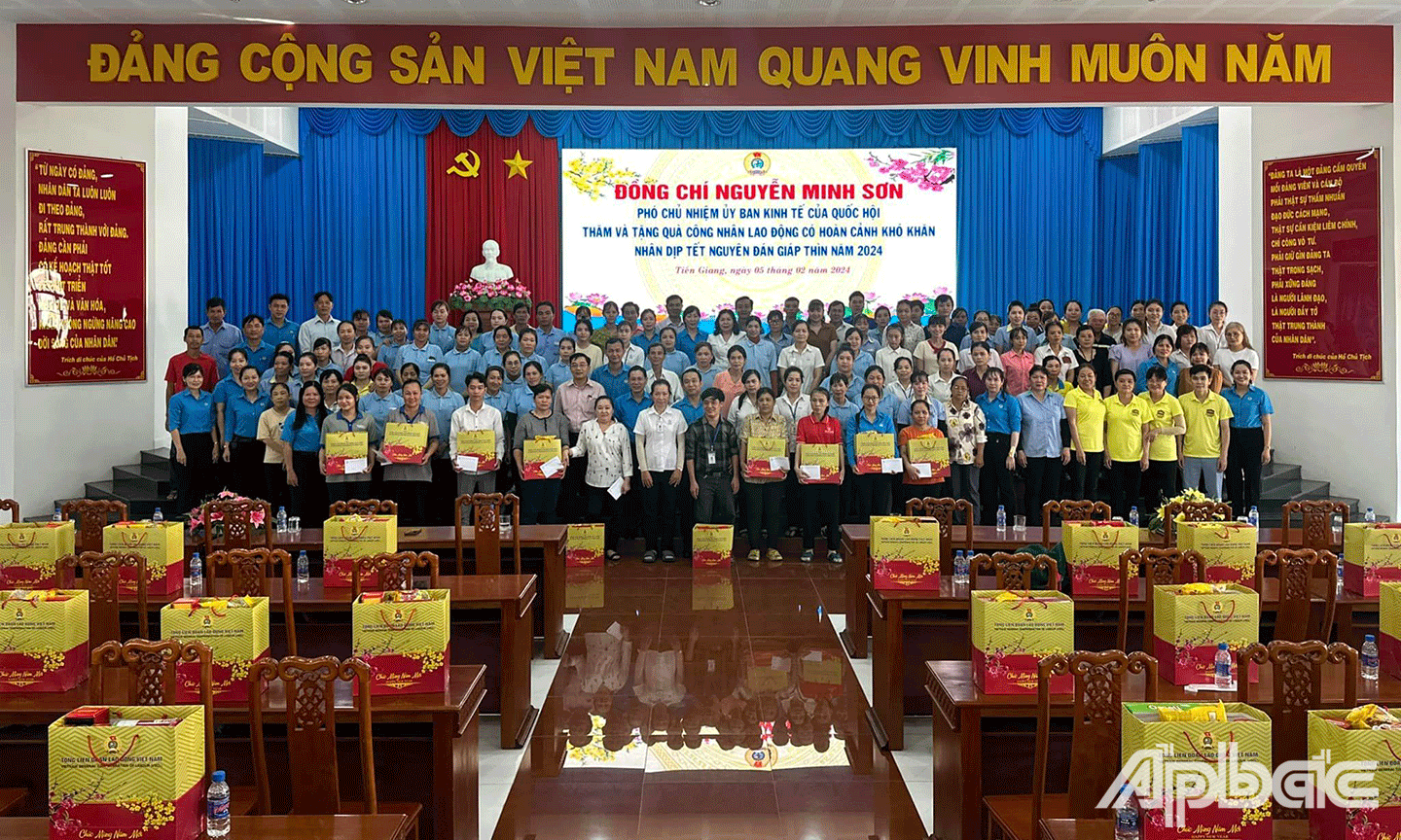 Chương trình tặng quà tết cho công nhân lao động khó khăn của TX. Gò Công, huyện Gò Công Đông, Gò Công Tây và Chợ Gạo