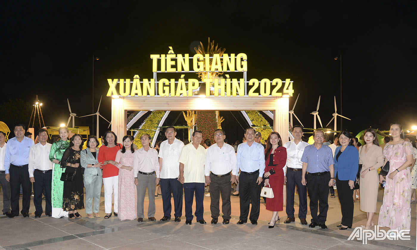 Lãnh đạo tỉnh tham quan đường hoa.