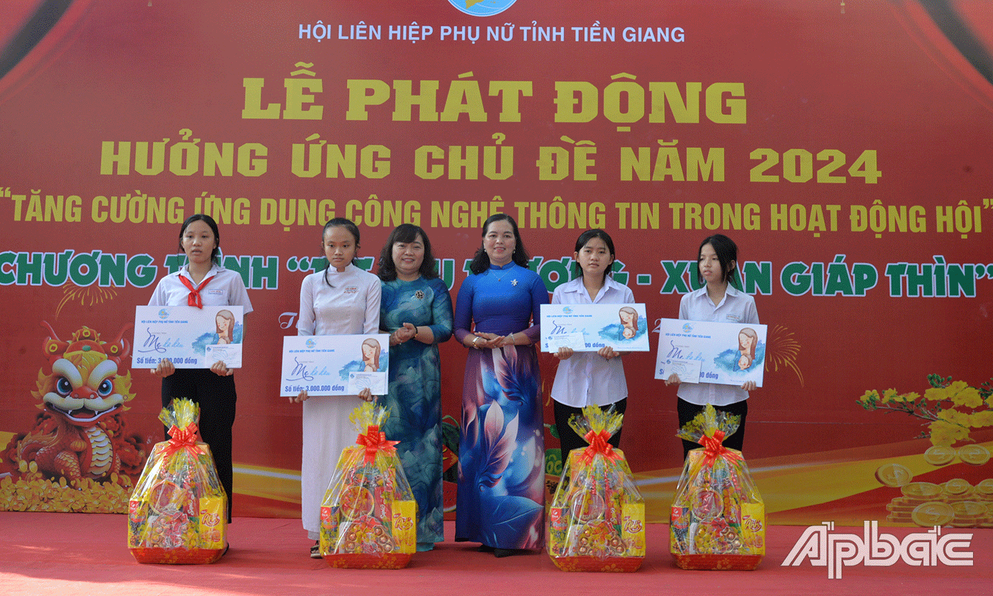 Trao quà tết cho trẻ mồ côi.