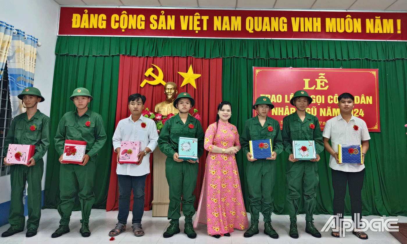 Thị trấn Chợ Gạo trao lệnh gọi nhập ngũ.