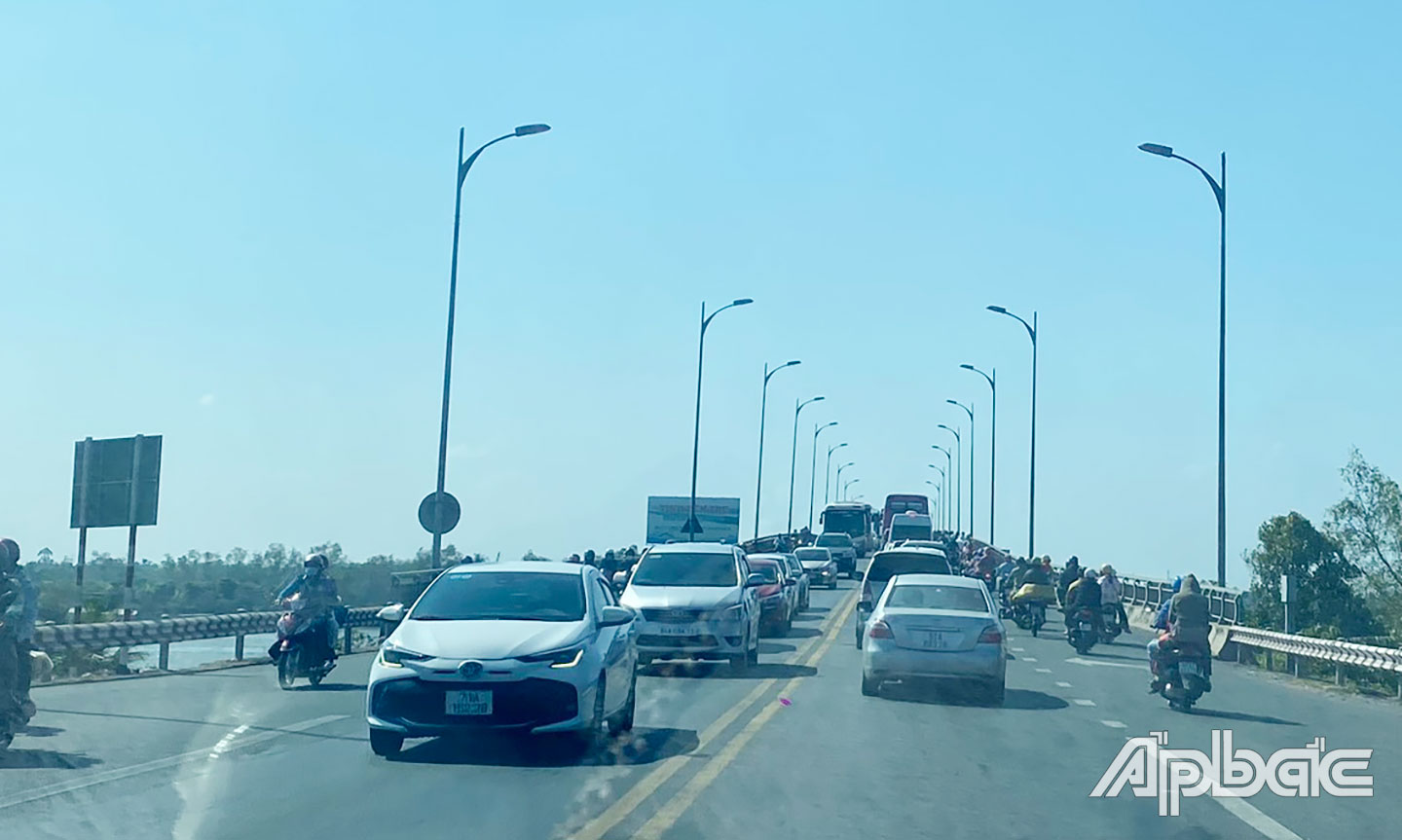 Cả 2 hướng Tiền Giang và Bến Tre đều đông đúc phương tiện qua lại.