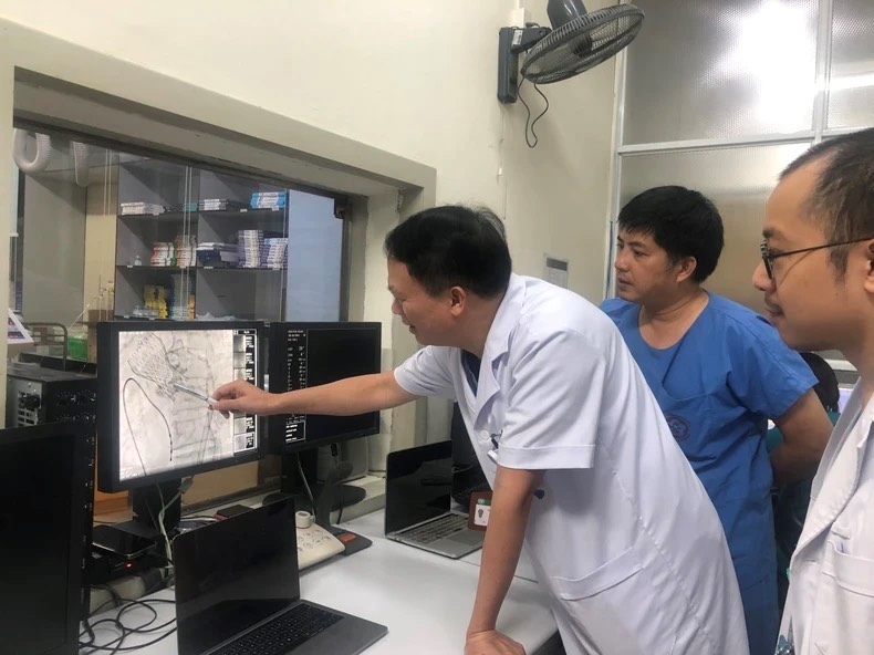 Các chuyên gia trao đổi, thảo luận trong quá trình thực hiện ca can thiệp. (Ảnh: ĐT)