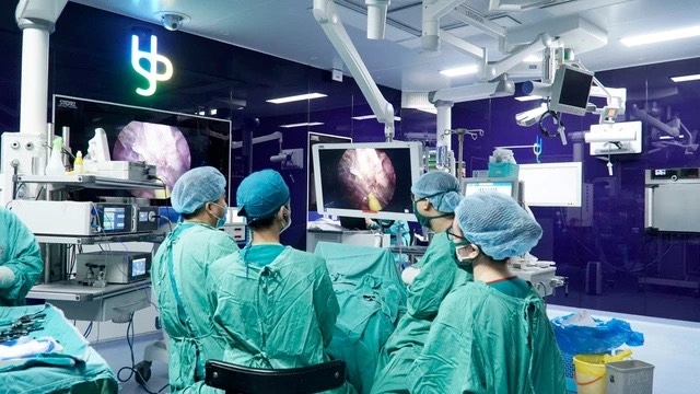 Các bác sĩ Bệnh viện đa khoa Xanh Pôn phẫu thuật cho bệnh nhi bằng phương pháp mổ nội soi một lỗ. (Ảnh BVCC)