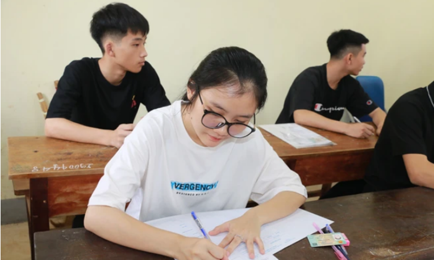 Thí sinh dự thi Tốt nghiệp Trung học phổ thông, kết quả thi được sử dụng để xét tuyển vào nhiều trường đại học. (Ảnh: PV/Vietnam+)
