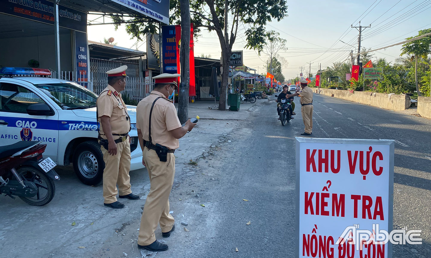 Chiều 12/2 (mùng 3 Tết), theo chân Đội Cảnh sát giao thông - Trật tự, Công an huyện Văn Yên (Yên Bái) xử lý tình trạng tài xế vi phạm nồng độ cồn trên đường tỉnh  175, ghi nhận nhiều trường hợp vi phạm nồng độ cồn ở mức kịch khung.