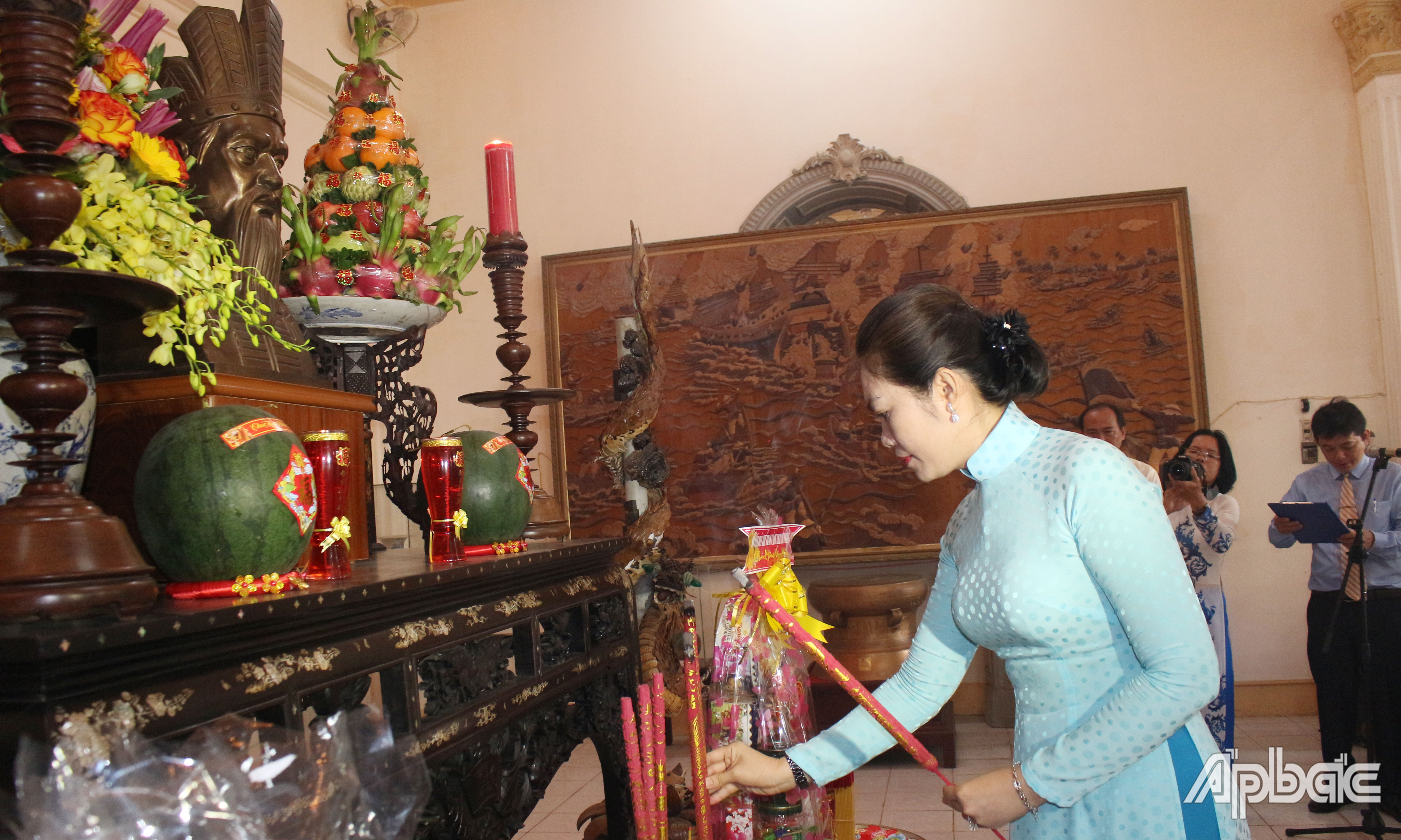 Đồng chí Nguyễn Thị Uyên Trang dâng hương tưởng niệm Vua Hùng.