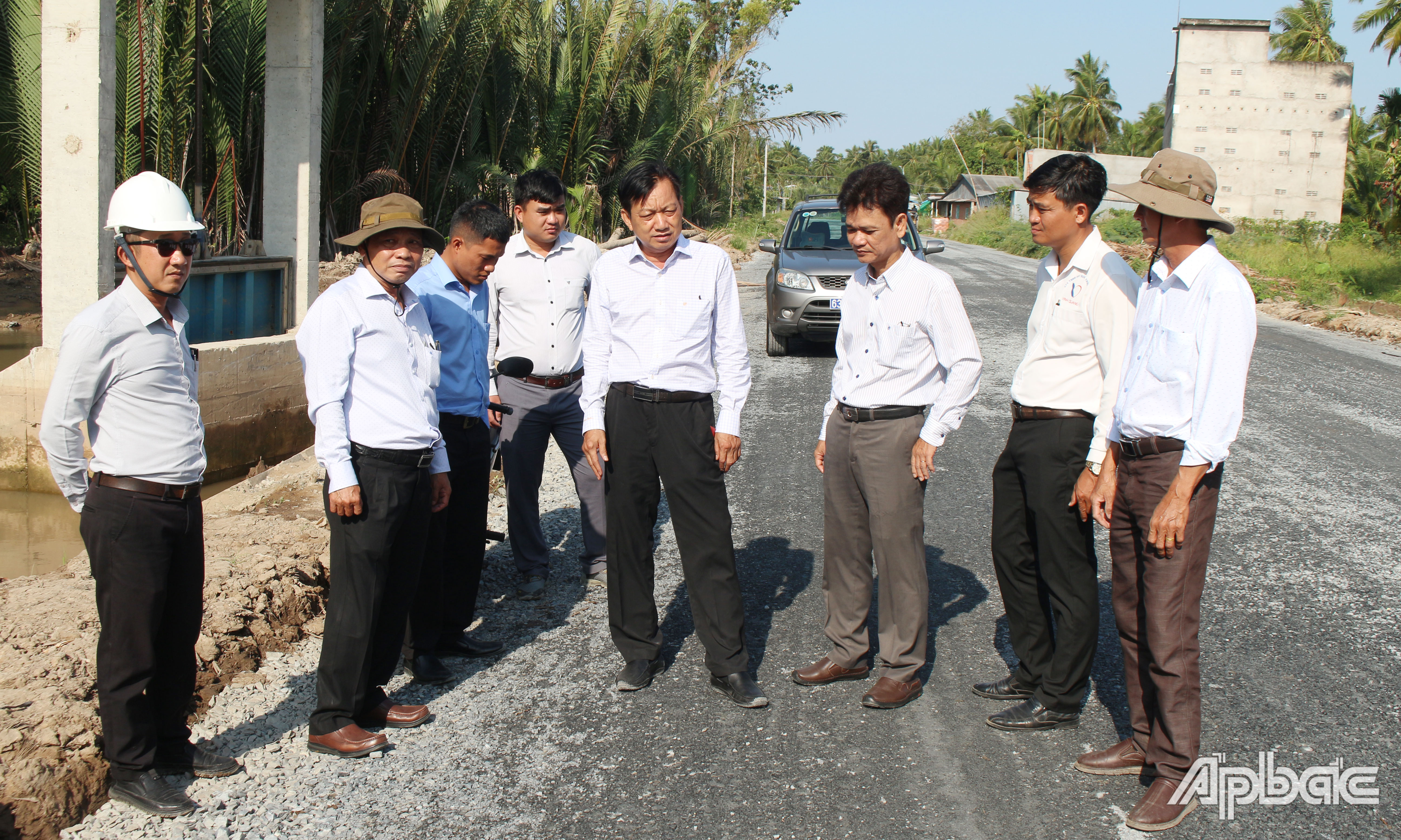 Đoàn công tác kiểm tra tiến độ gói thầu từ Quốc lộ 50 đến đường vào cầu Chợ Gạo.