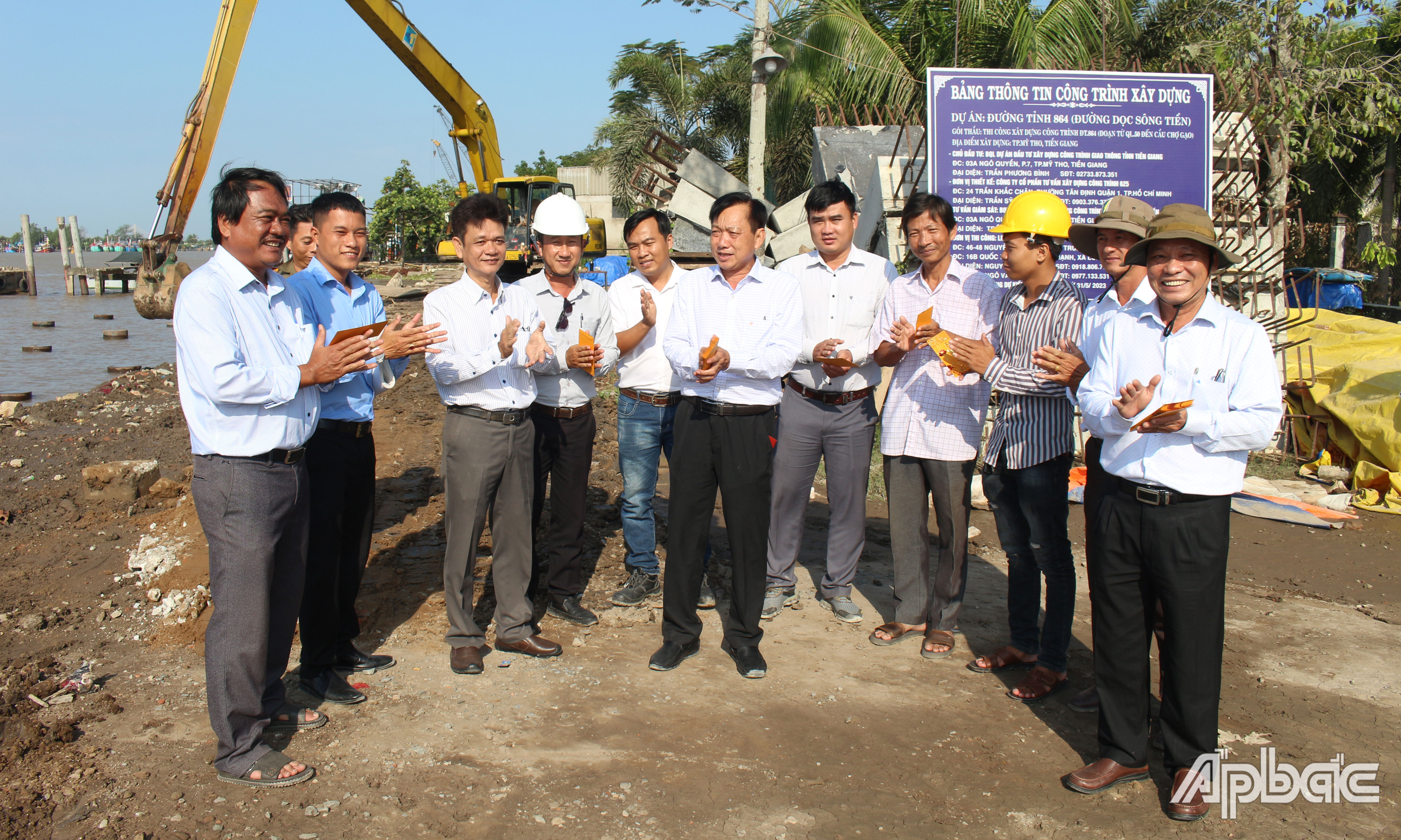 Đoàn công tác lì xì kỹ sư, công nhân thi công tại gói thầu từ Quốc lộ 50 đến đường vào cầu Chợ Gạo.