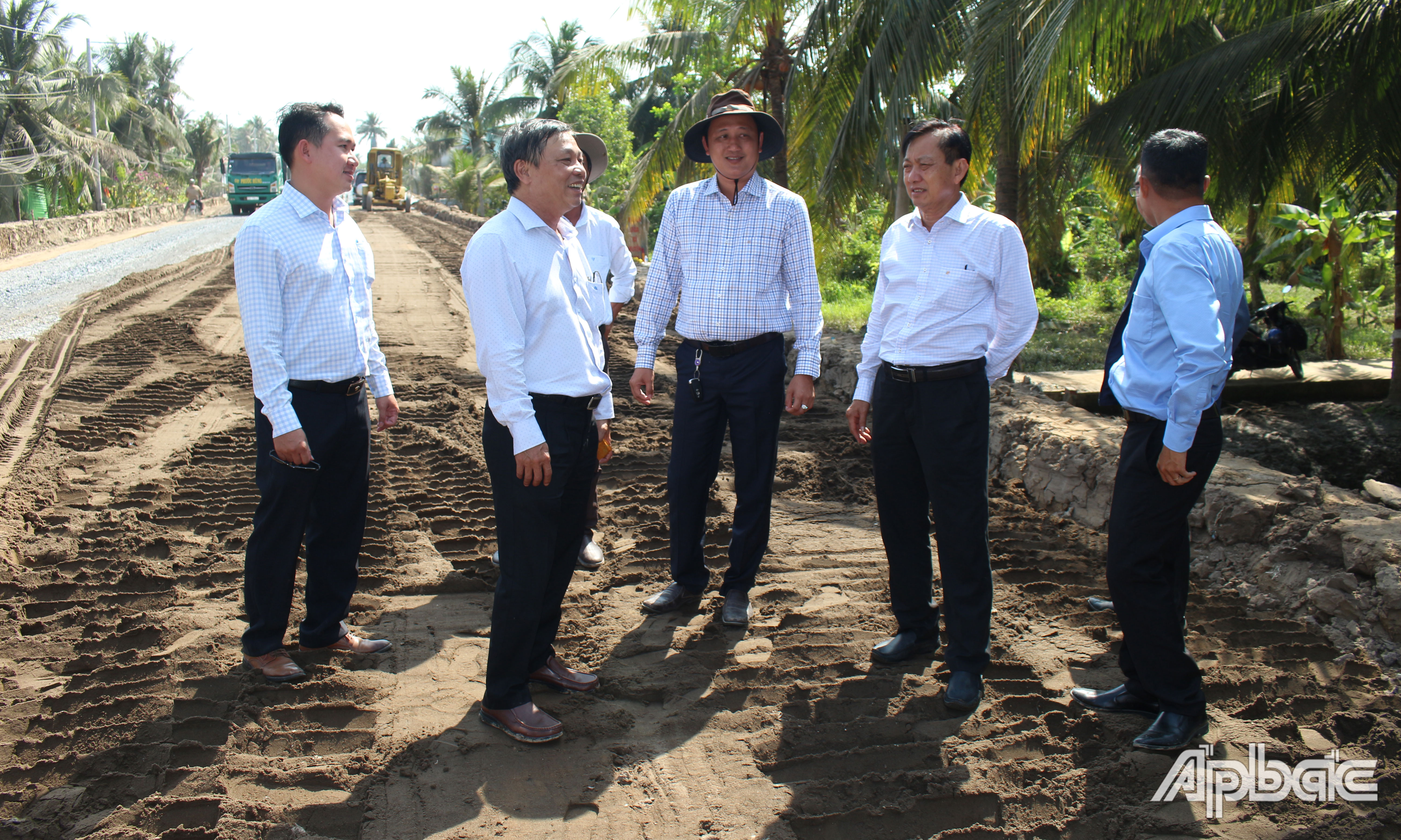 Đoàn công tác kiểm tra tiến độ gói thầu thi công đoạn tuyến từ cầu Chợ Gạo đến đường tỉnh 877B.