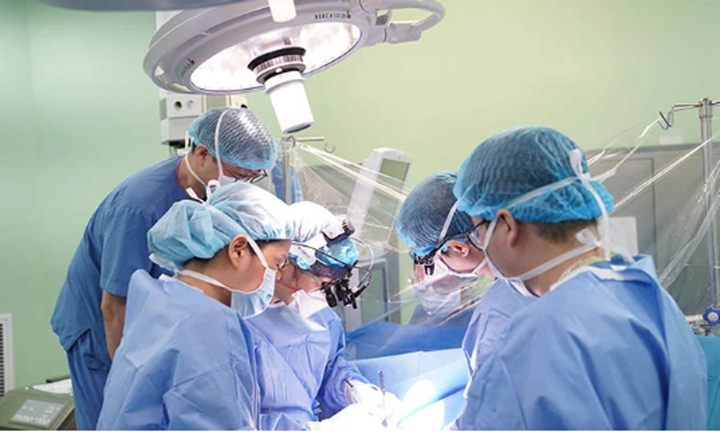 Các bác sĩ Trung tâm Tim mạch thực hiện ca phẫu thuật tim bẩm sinh cho một bệnh nhi.