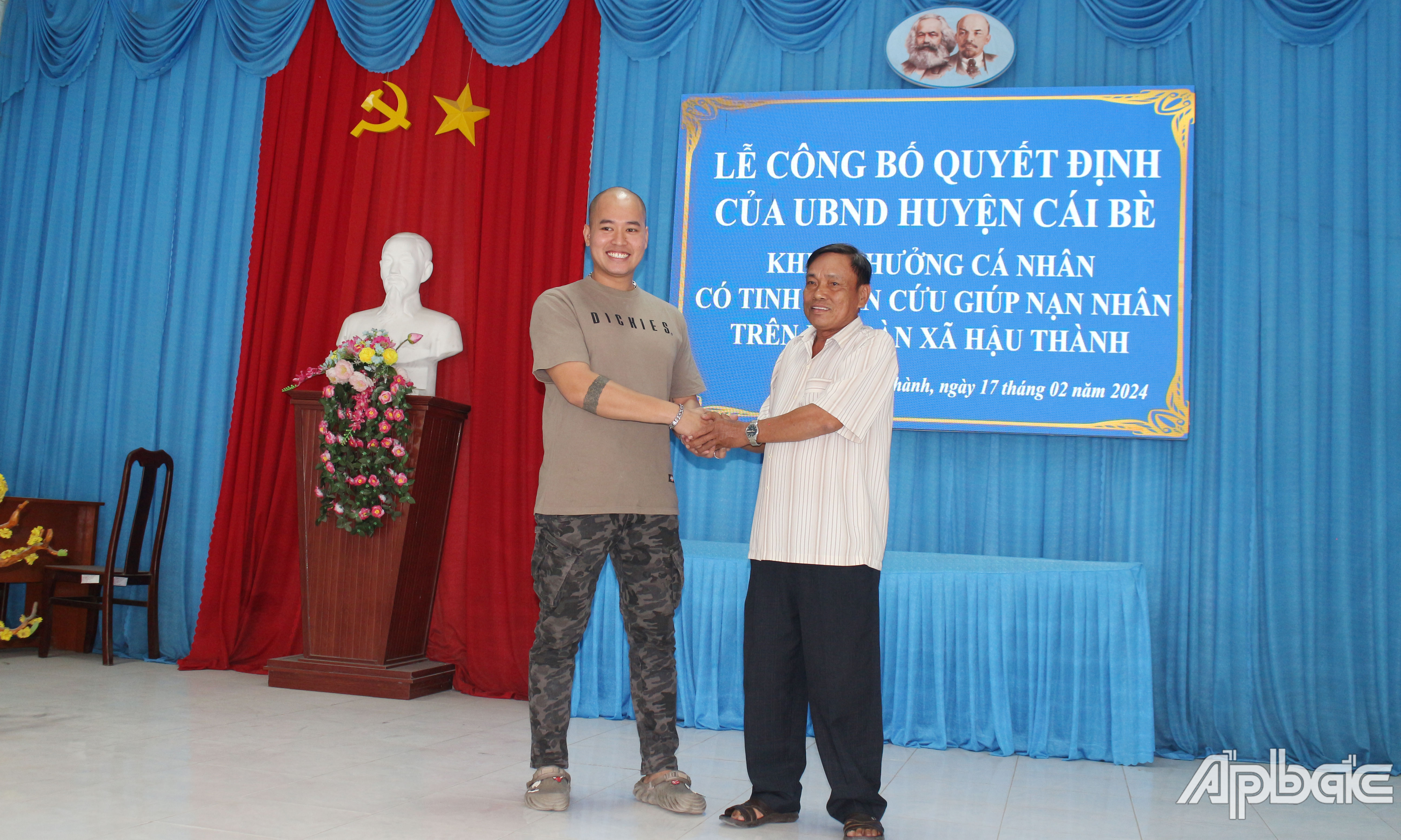 Đại diện gia đình bé T. cảm ơn anh Huy.