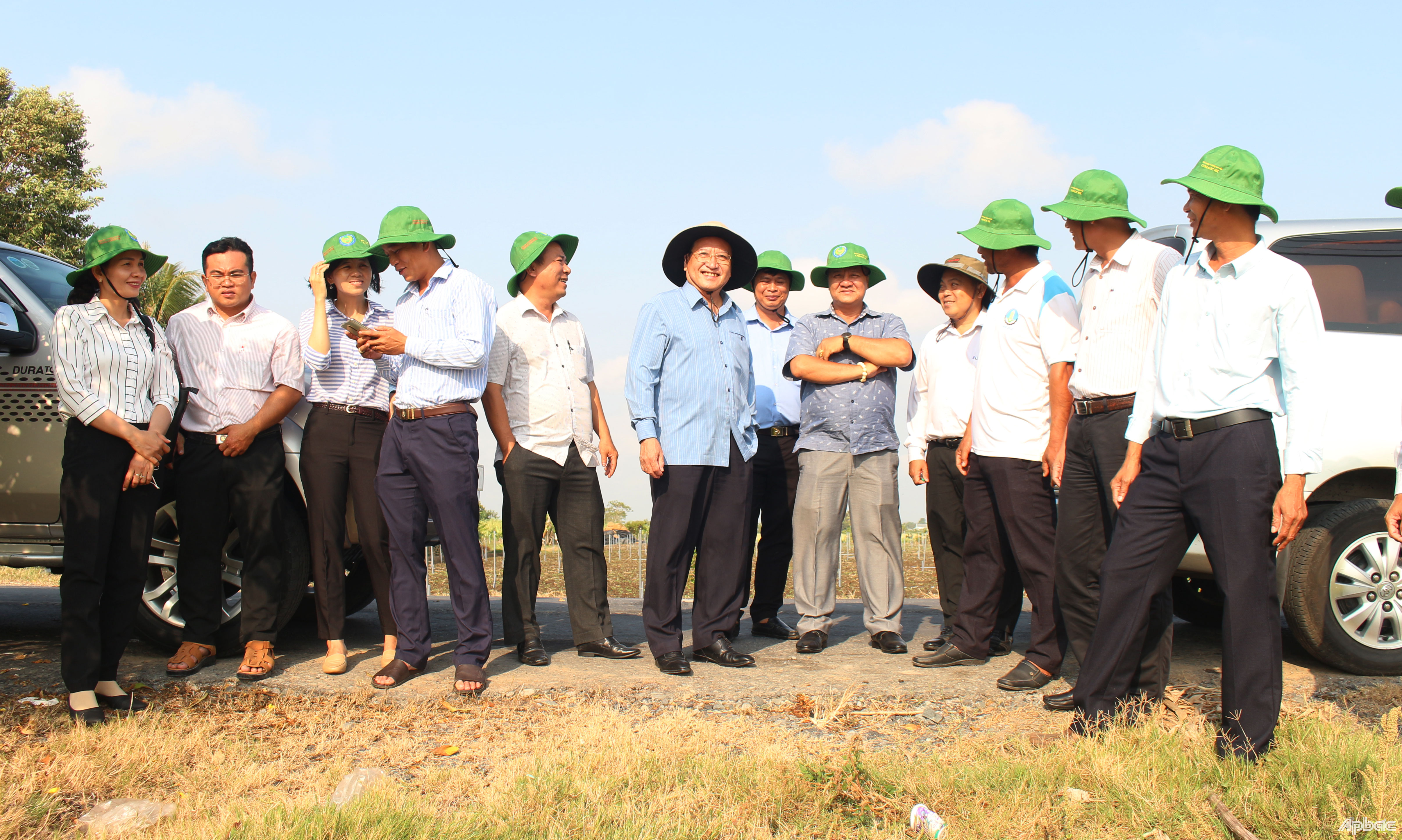 Các đại biểu tham quan mô hình trình diễn.