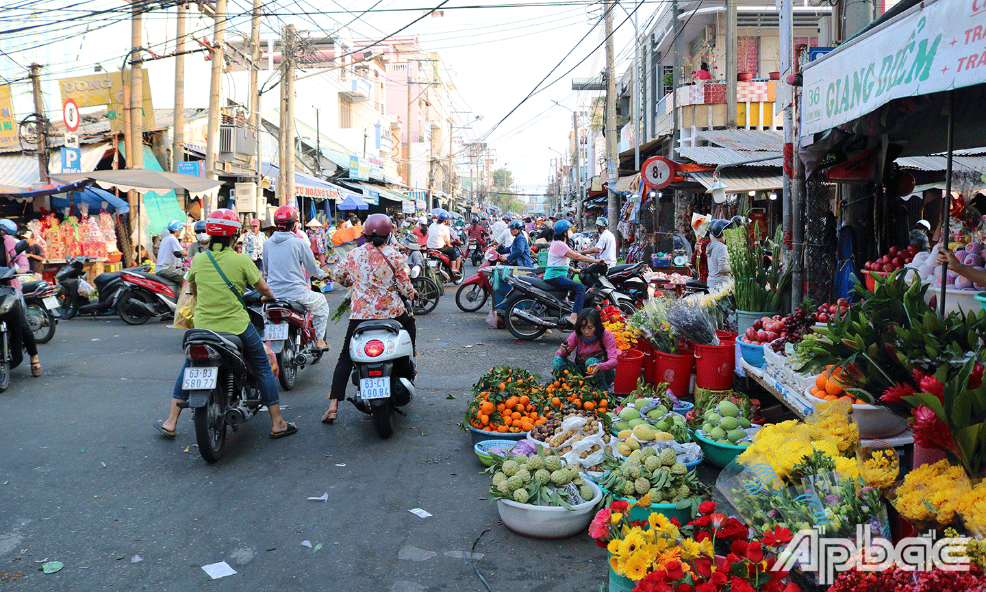 gười dân đi mua hoa, trái cây, vật phẩm để cúng ngày Thần tài