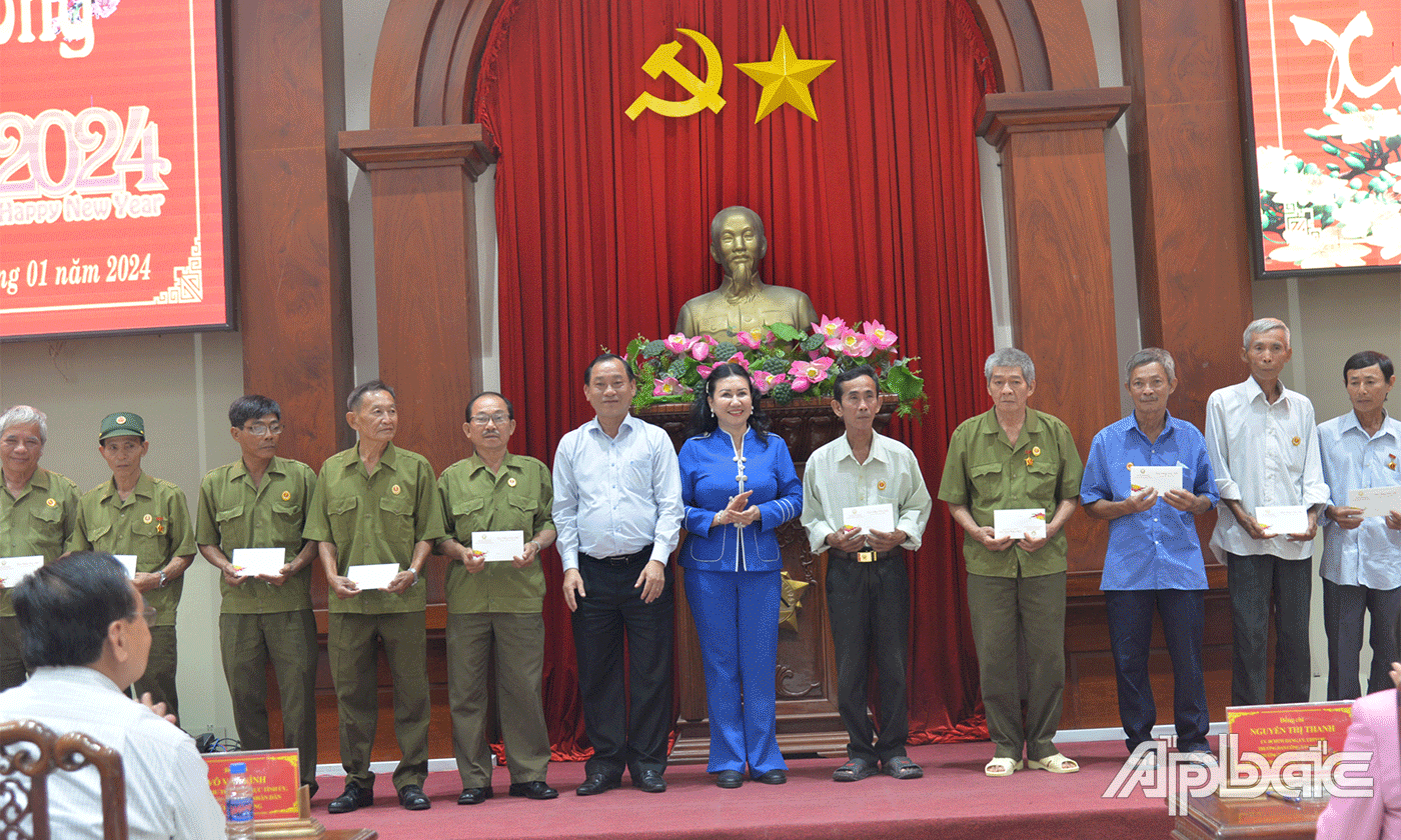Trao quà cho cựu chiến binh.
