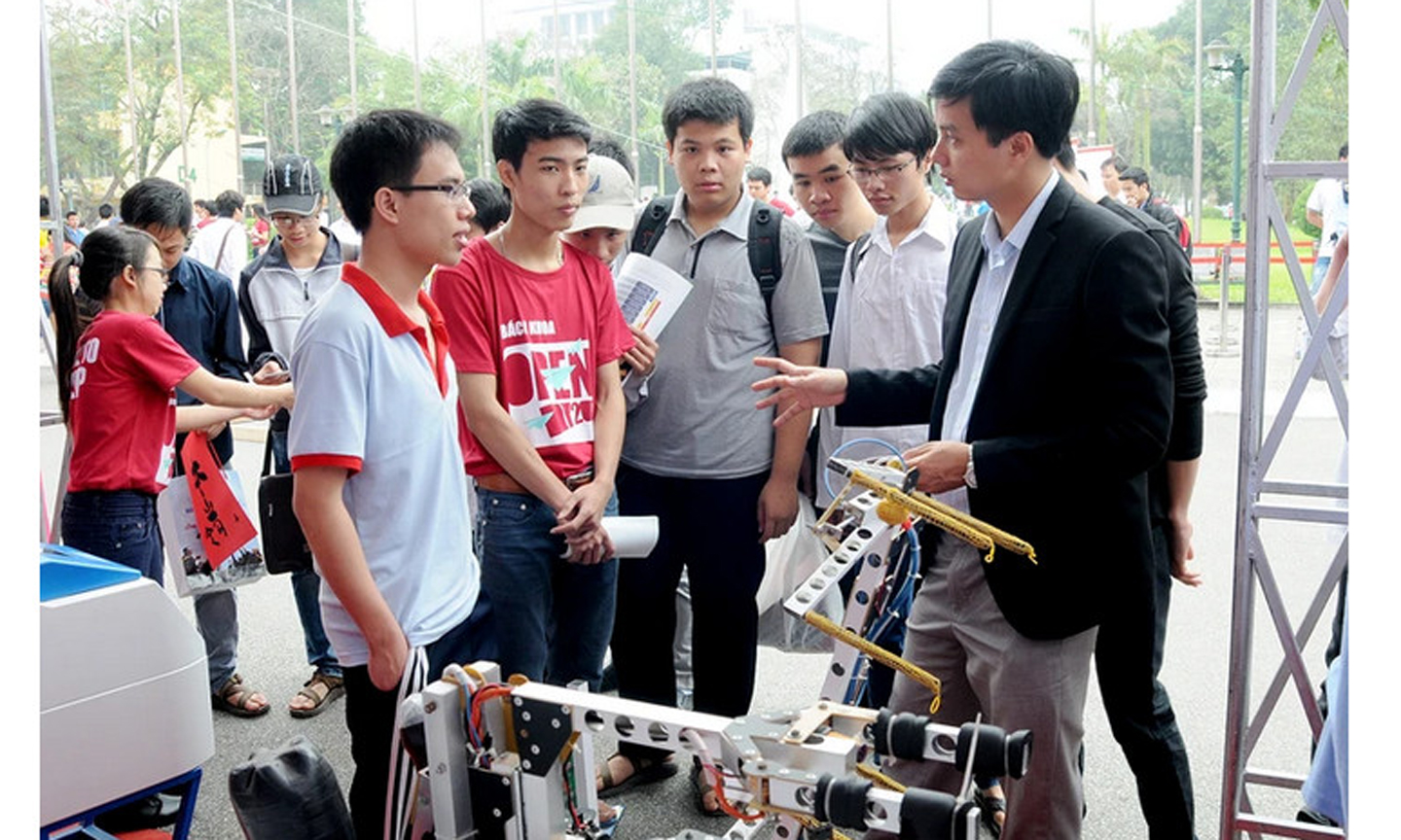 Tư vấn tuyển sinh tại Đại học Bách khoa Hà Nội. Ảnh: NGUYỄN NAM