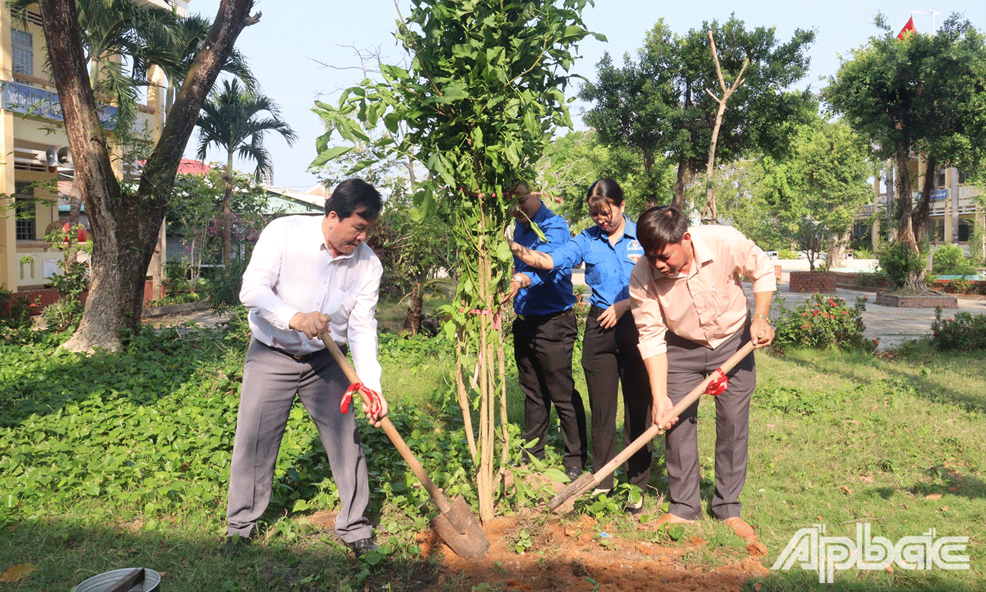 lãnh đạo, đại biểu, thanh niên tham gia thực hiện các công trình “Tết trồng cây Đời đời đời nhớ ơn Bác Hồ năm 2024” tại trường THCS Võ Việt Tuấn