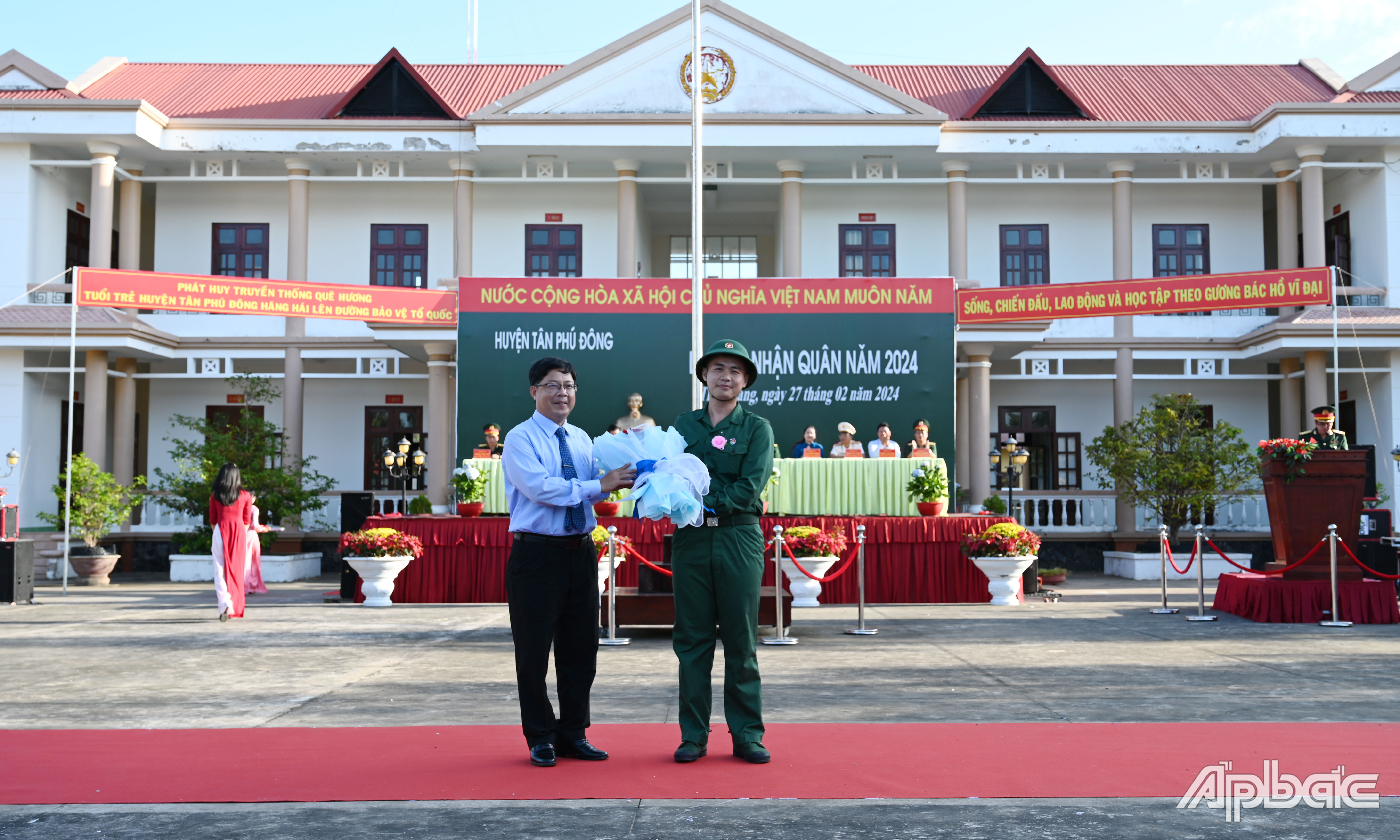 Đồng chí Trần Thanh Nguyên tặng hoa cho đại diện thanh niên lên đường nhập ngũ.