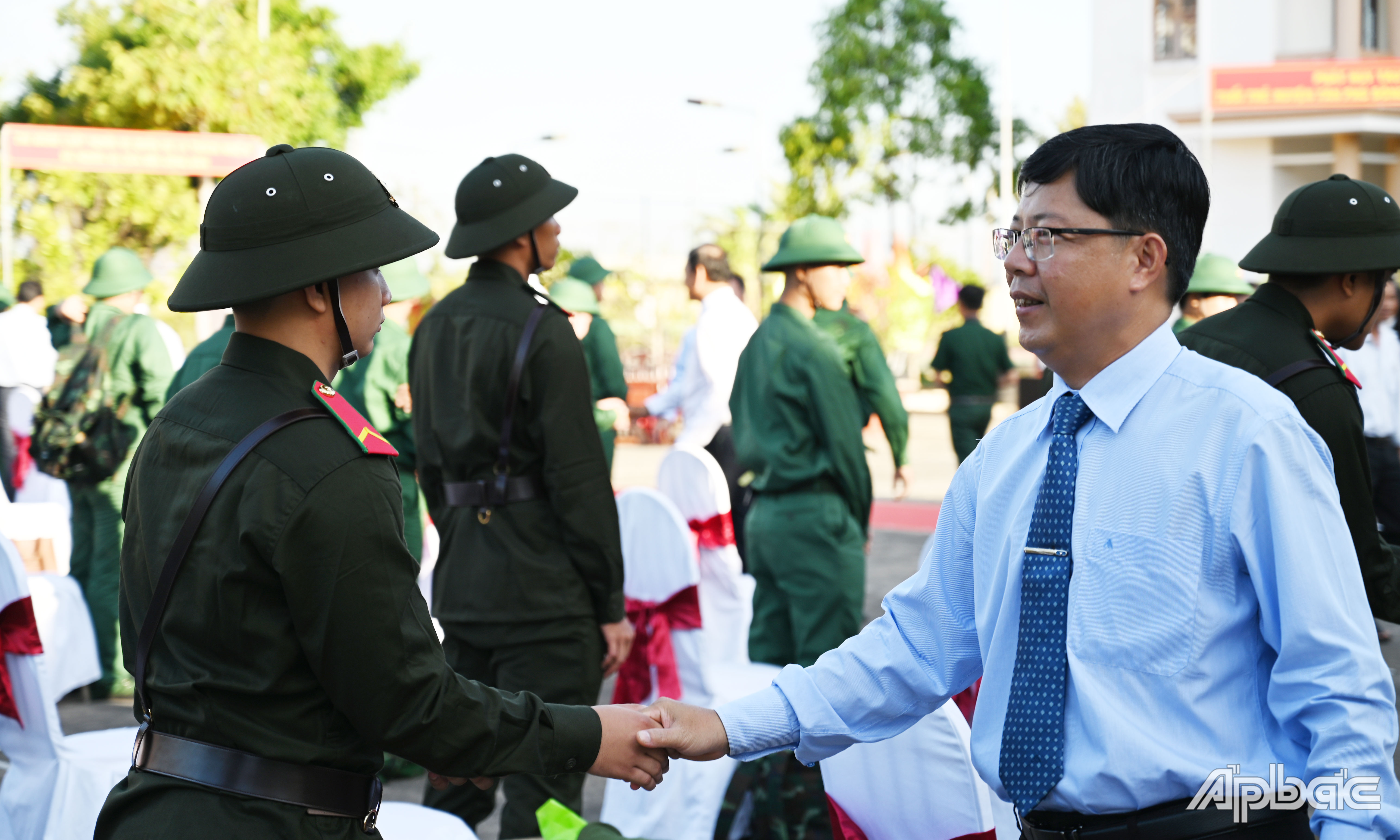 Đồng chí Trần Thanh Nguyên động viên thanh niên lên đường nhập ngũ.