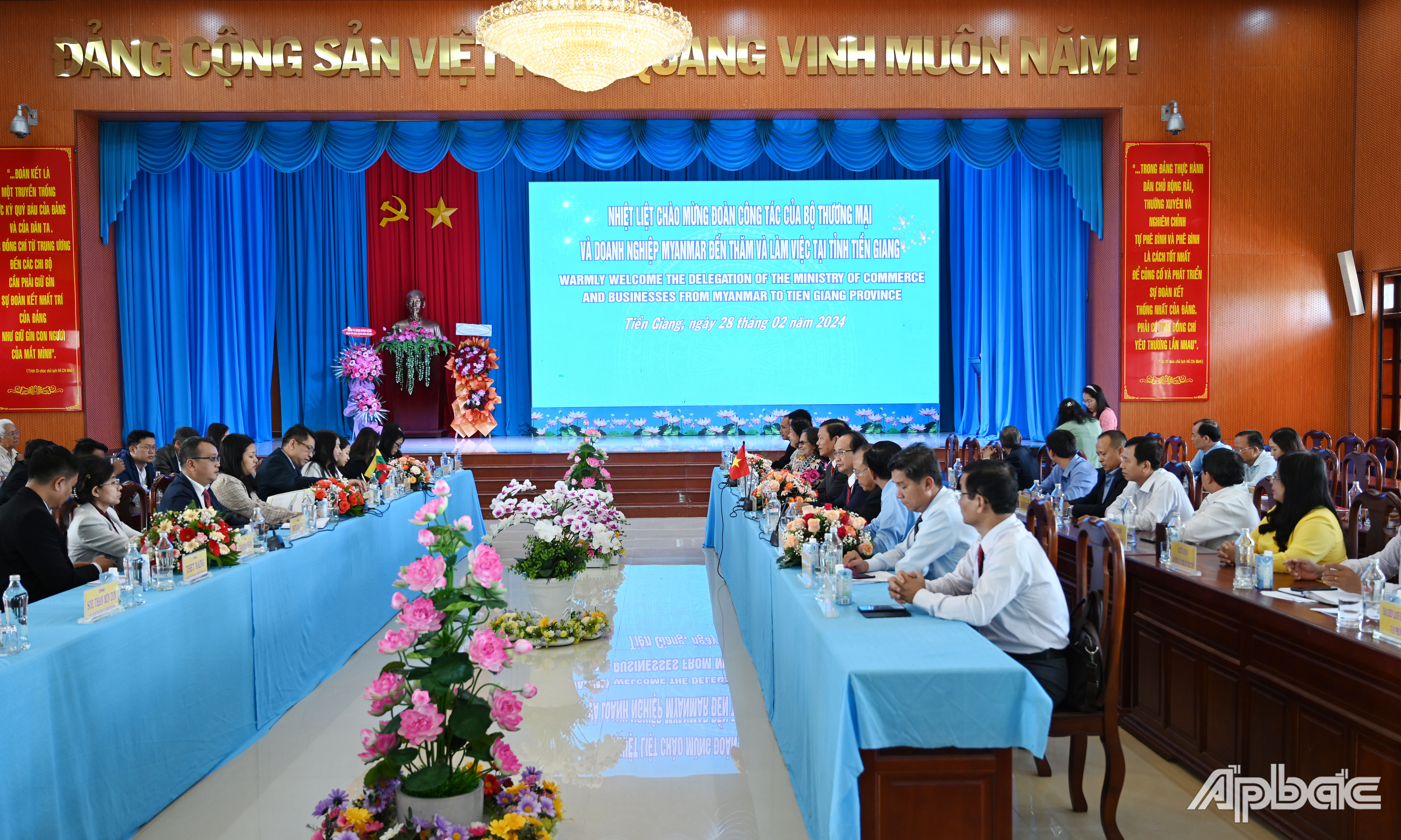Quang cảnh buổi làm việc.