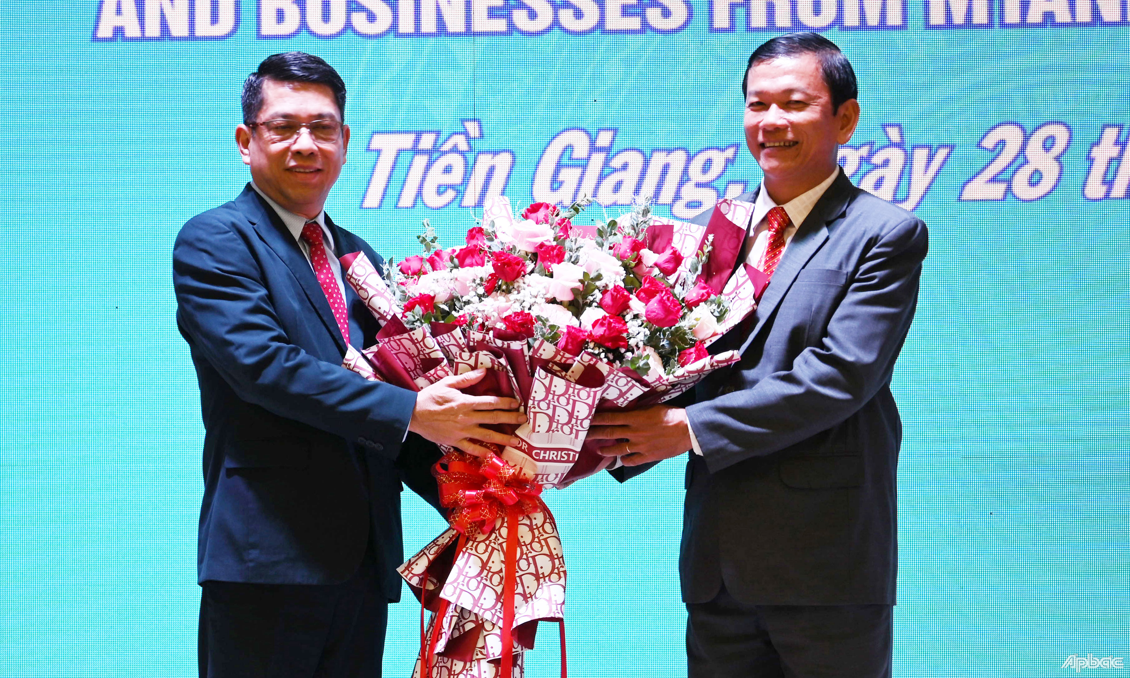 Đồng chí Bùi Thái Sơn tặng hoa cho Trưởng đoàn công tác Myanmar