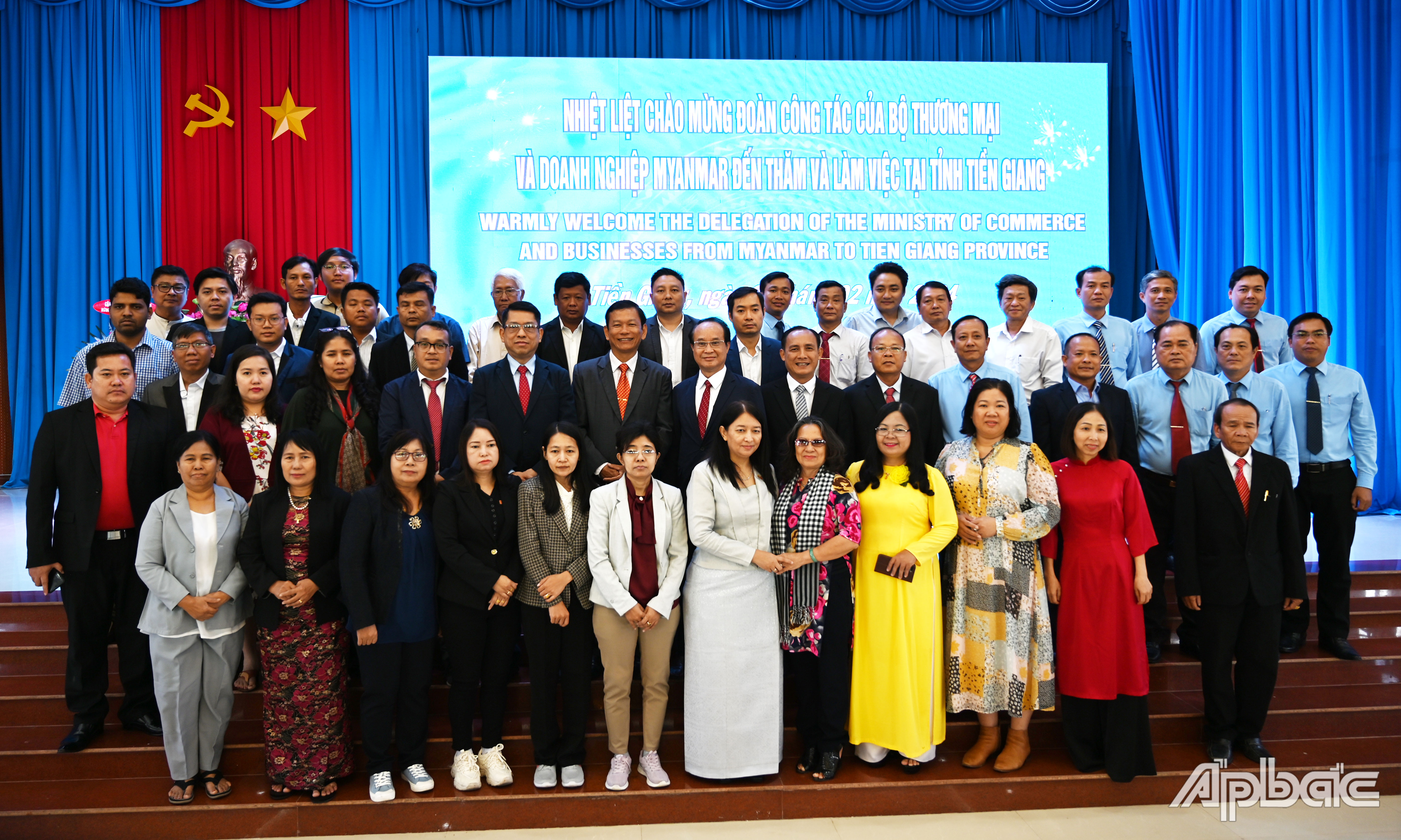 Các đại biểu chụp hình lưu niệm.