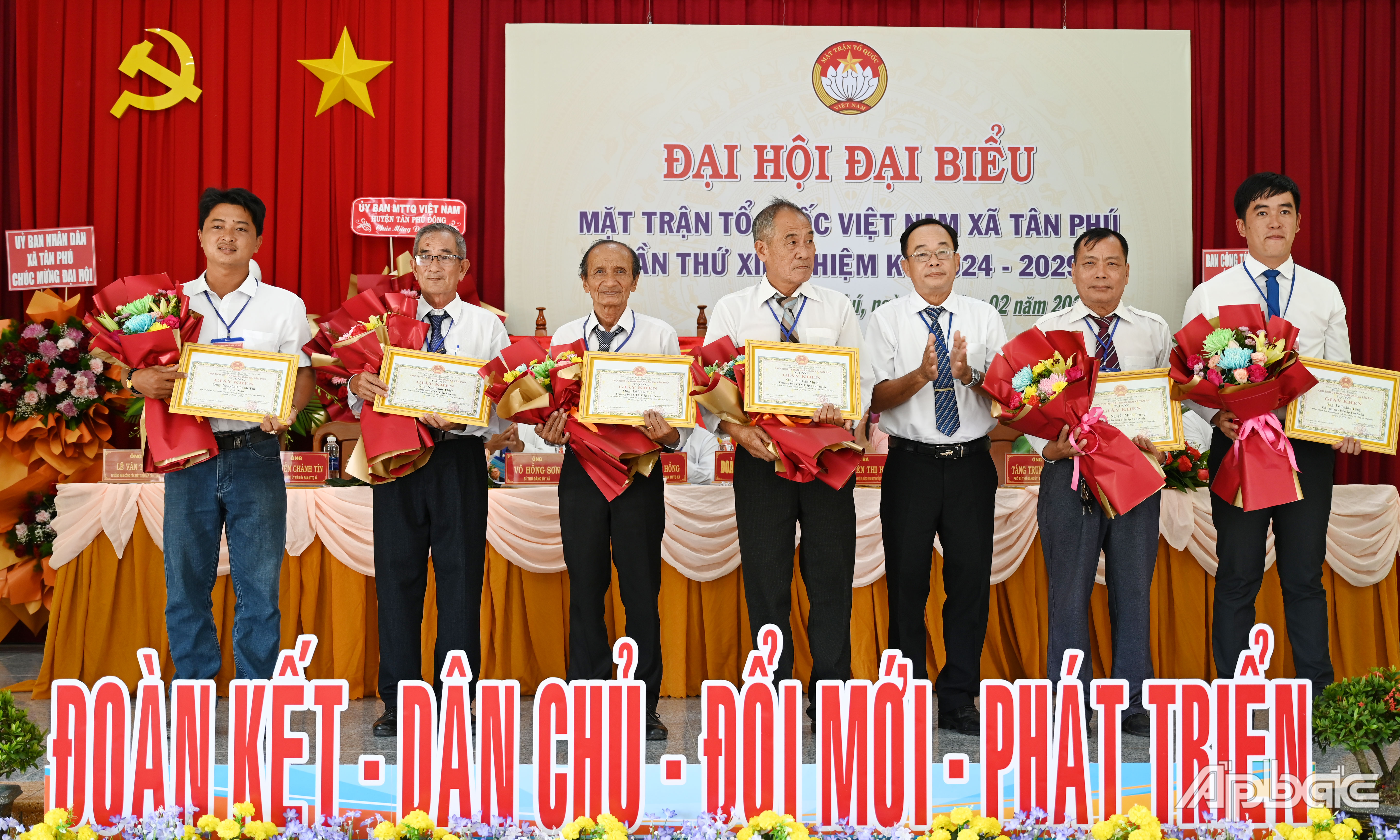 Khen thưởng các cá nhân.