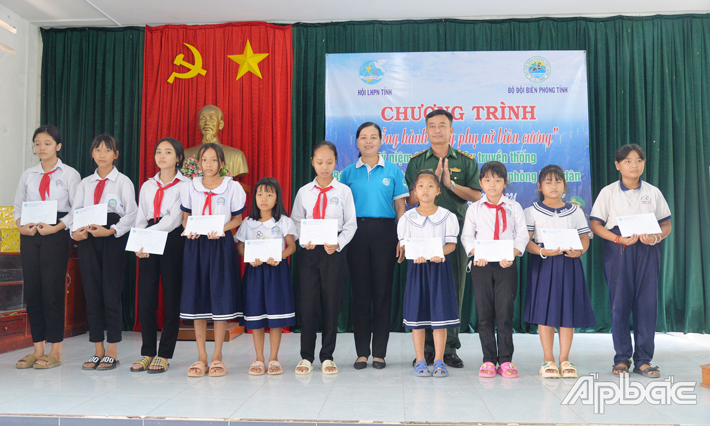 Trao quà cho 10 em học sinh có hoàn cảnh khó khăn của xã Phú Tân.