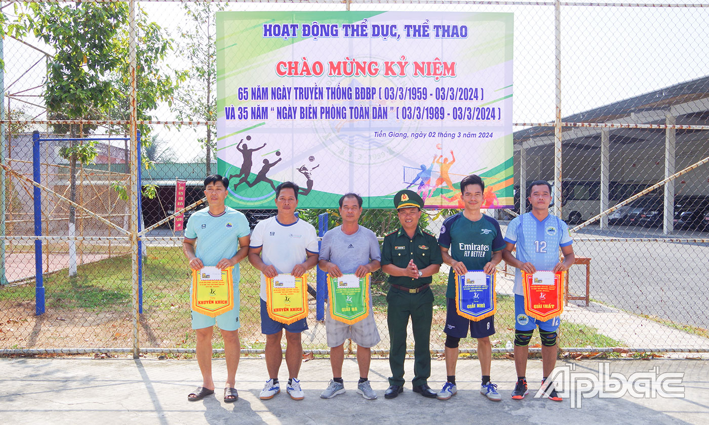 Ban Tổ chức trao giải thưởng cho các đội bóng chuyền.