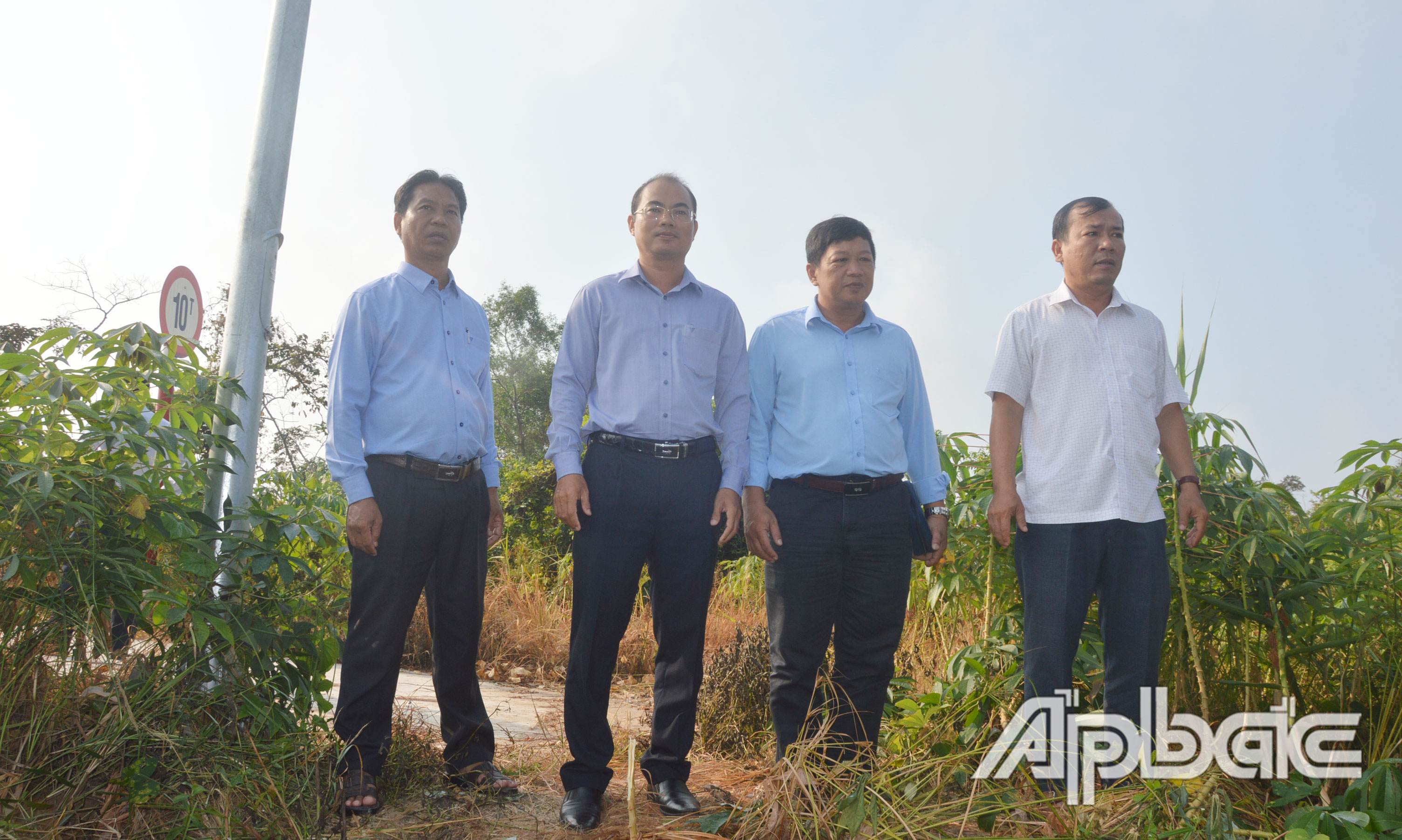 Đoàn kiểm tra khảo sát tiến độ thi công đập tạm ngăn mặn gần khu vực cống Cây Còng.
