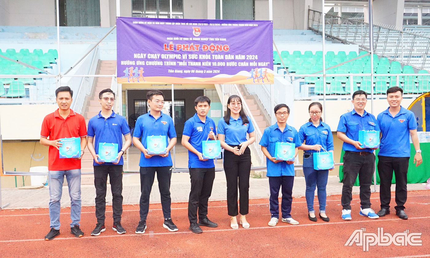 Ban Tổ chức trao quà cho các bạn ĐVTN đạt thành tích cao trong phần thi chạy