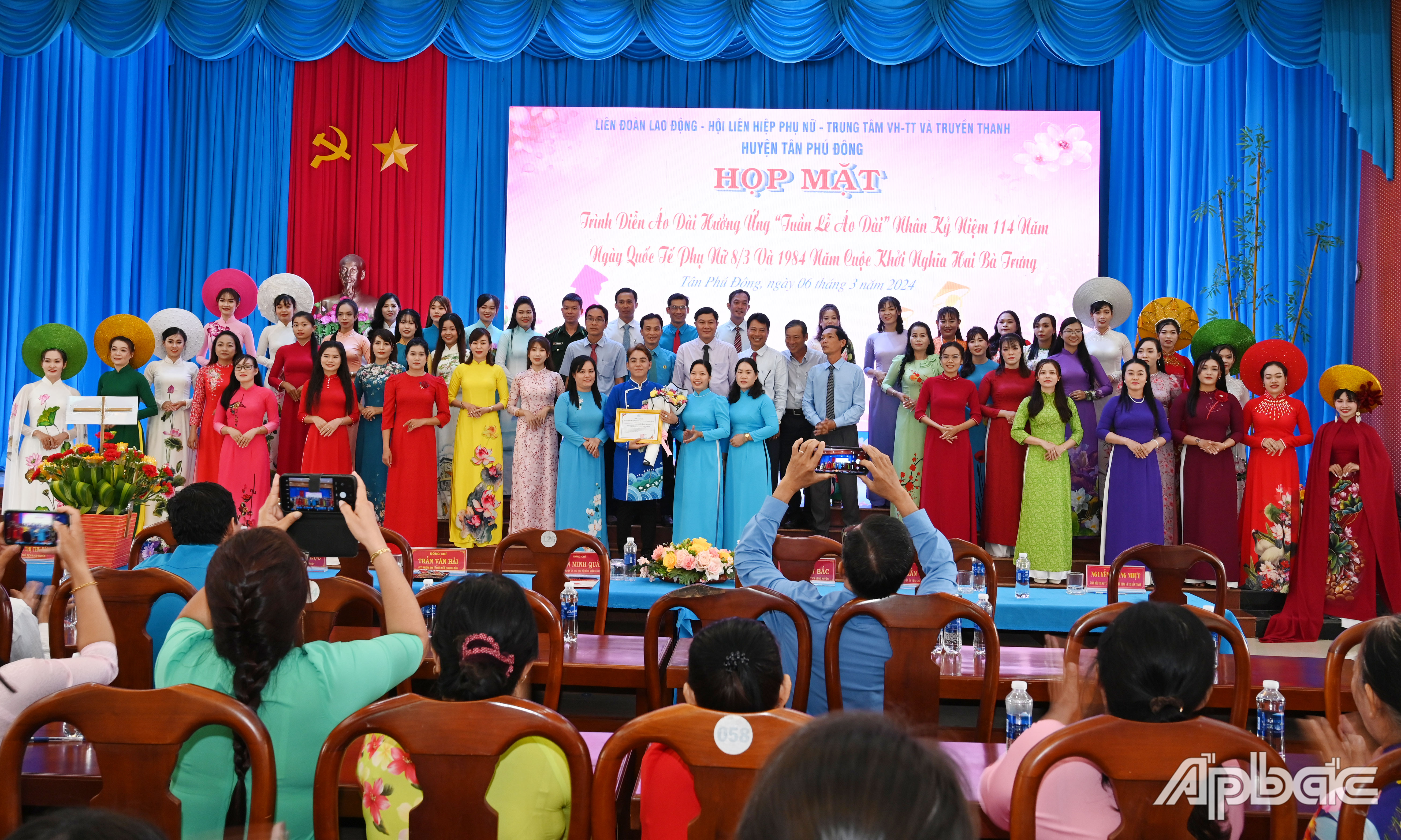 Các đại biểu chụp hình lưu niệm.
