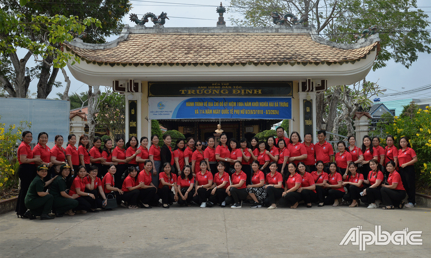 Đoàn dâng hương, chụp ảnh lưu niệm tại Đền thờ Trương Định.