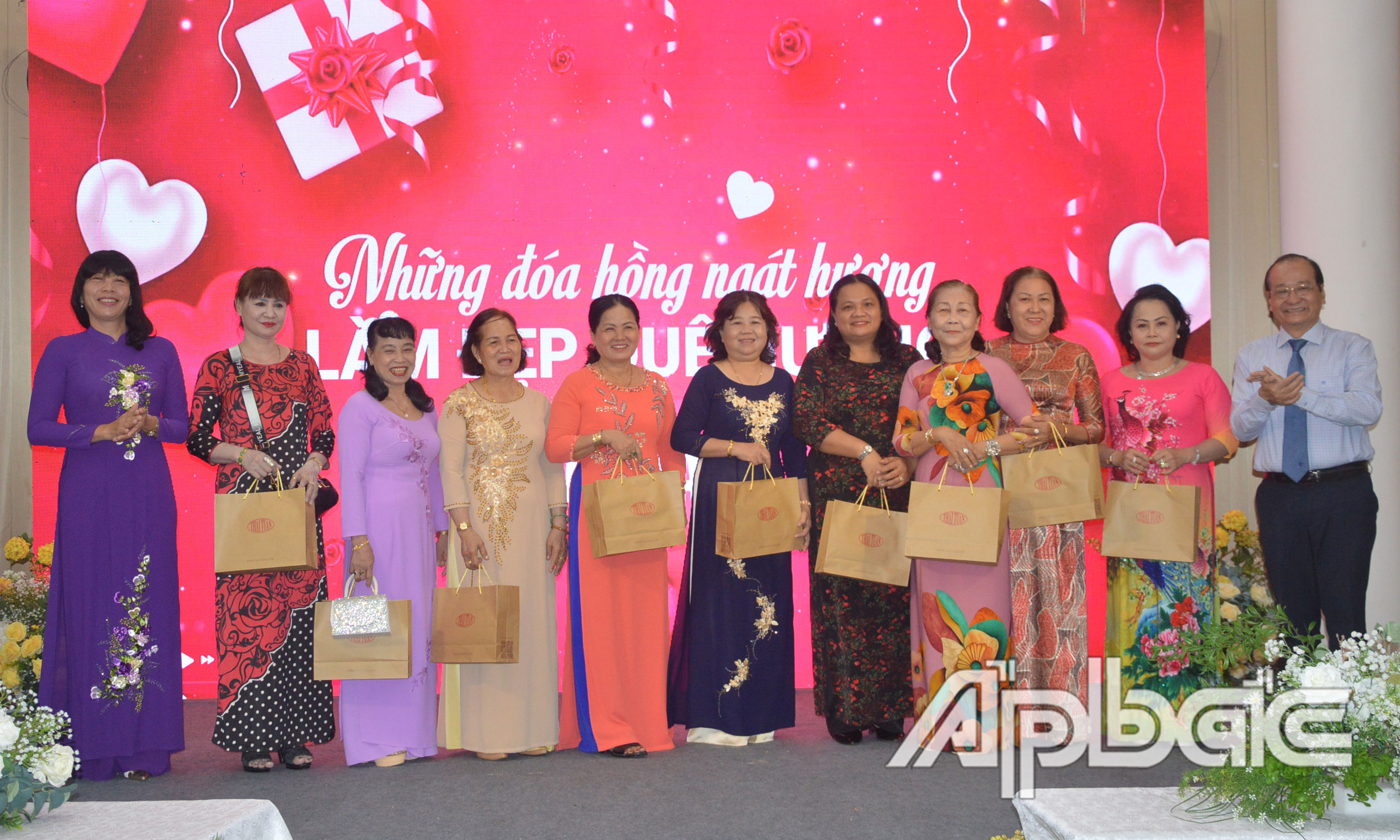 Tặng quà cho các nữ doanh nhân.