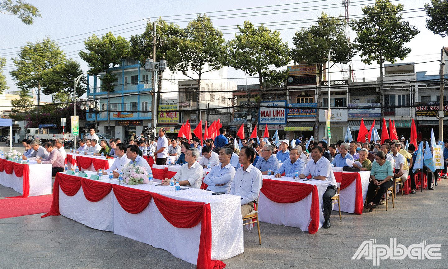 Đại biểu tham dự lễ mít tinh
