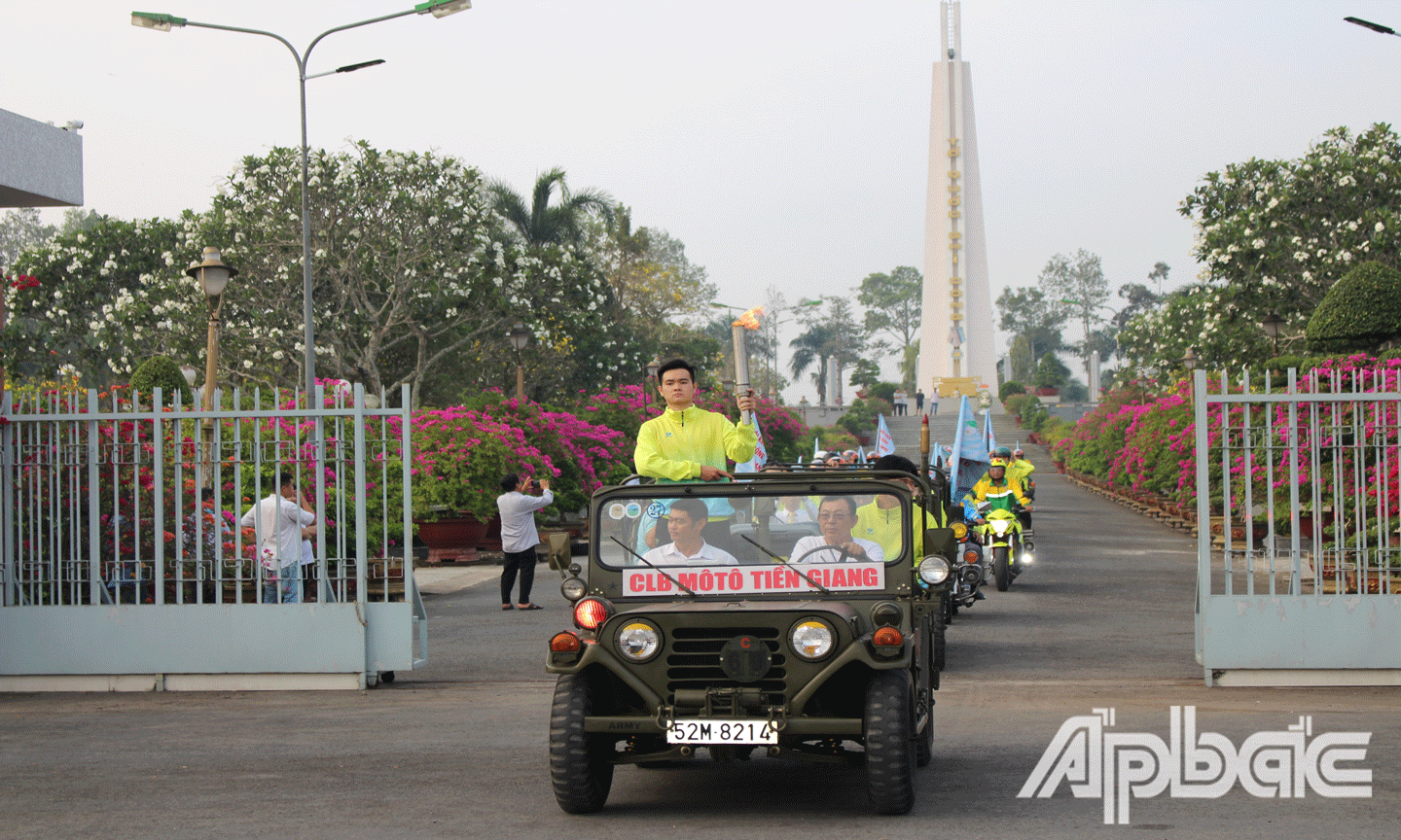 Ngọn lửa truyền thống được các vận động viên diễu hành qua các tuyến đường chính của TP. Mỹ Tho mang về thắp sáng đài lửa HKPĐ tỉnh Tiền Giang lần thứ 11 năm học  2023 – 2024. 