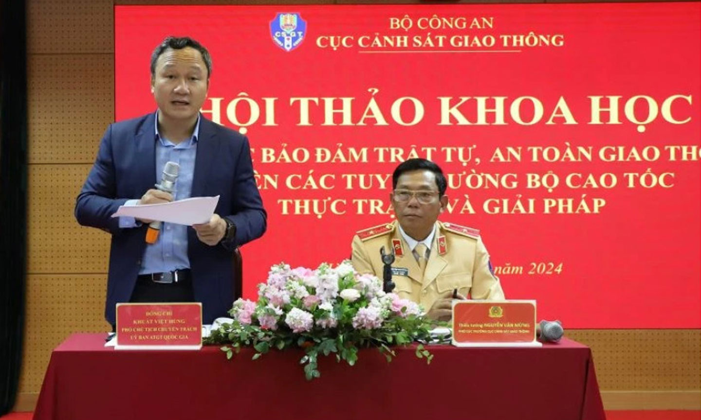 Thiếu tướng Nguyễn Văn Mừng, Phó Cục trưởng Cục Cảnh sát giao thông và Phó Chủ tịch chuyên trách Ủy ban An toàn giao thông quốc gia chủ trì hội thảo.