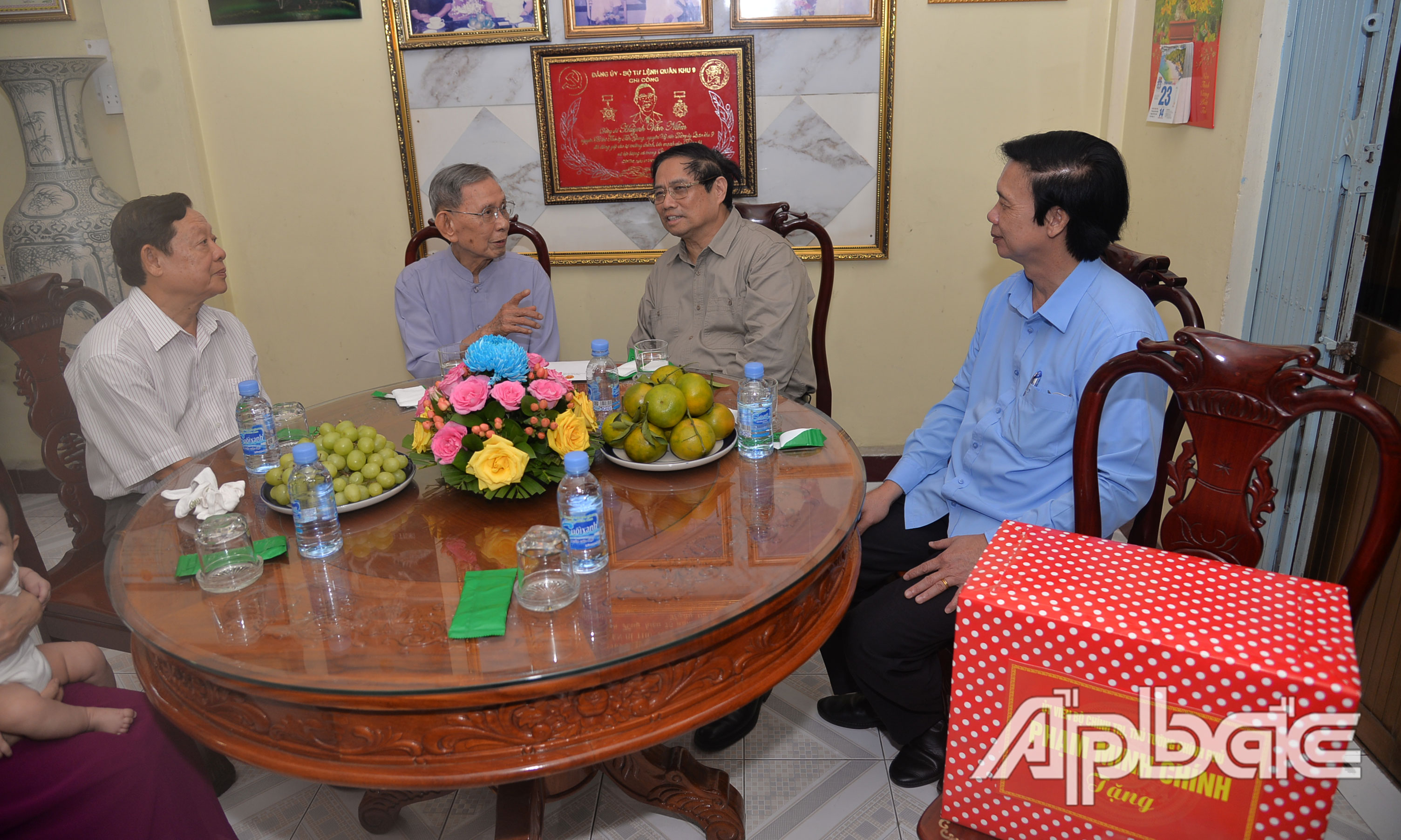 Thủ tướng Chính phủ Phạm Minh Chính thăm, tặng quà đồng chí Huỳnh Văn Niềm.