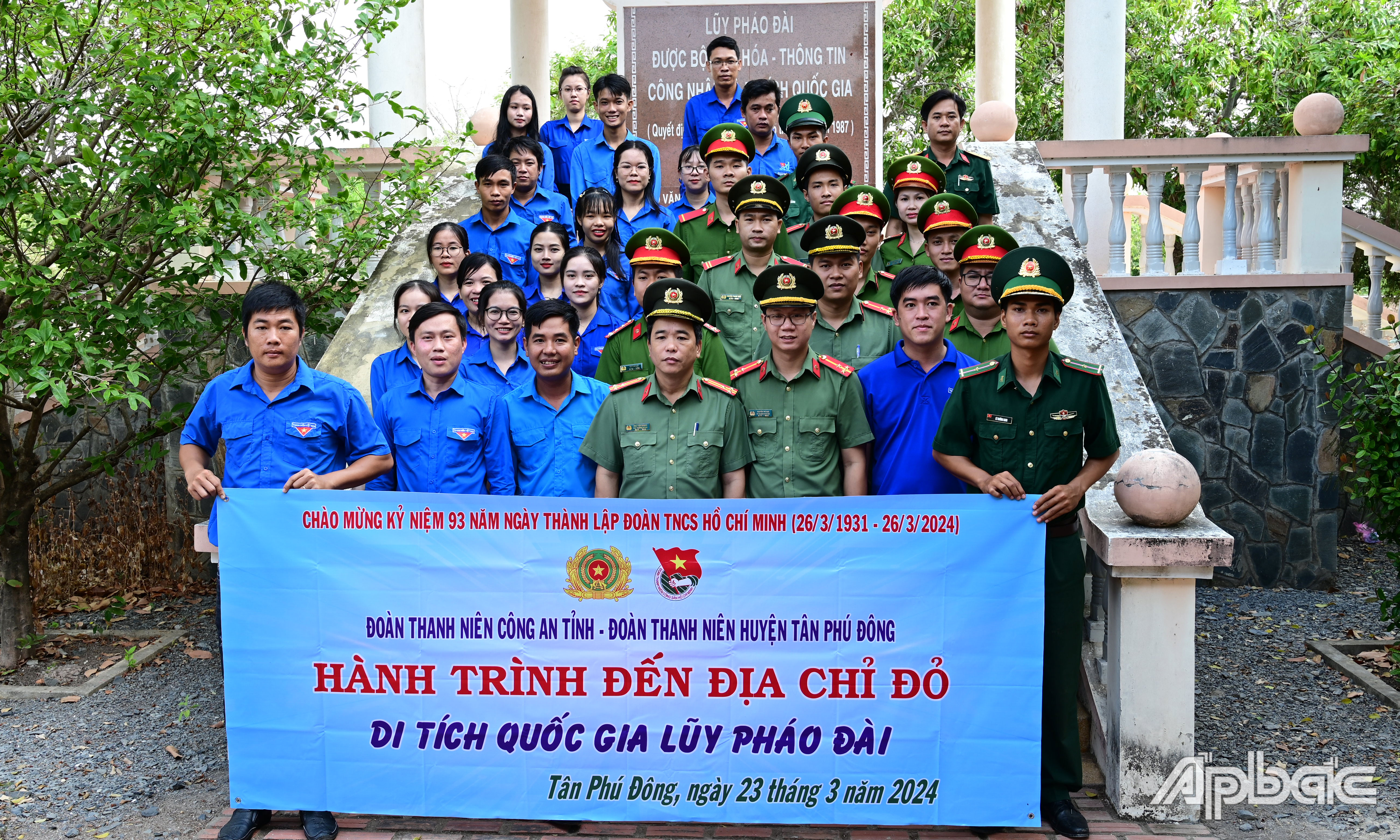 Đoàn viếng và thắp hương tại Khu di tích Lũy Pháo Đài.