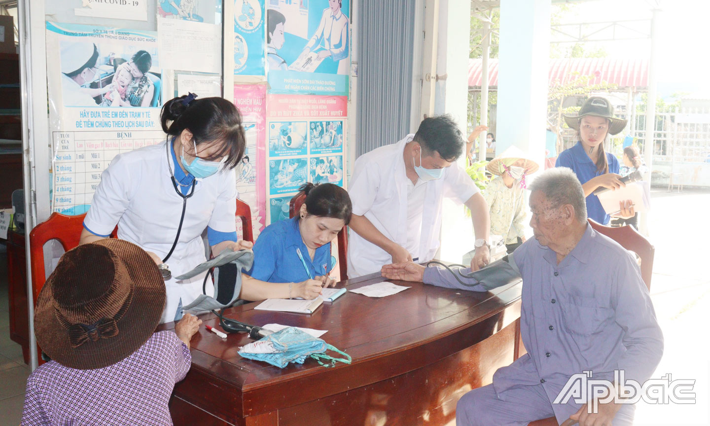 Đoàn viên, thanh niên tình nguyện khám bệnh cho người dân có hoàn cảnh khó khăn.