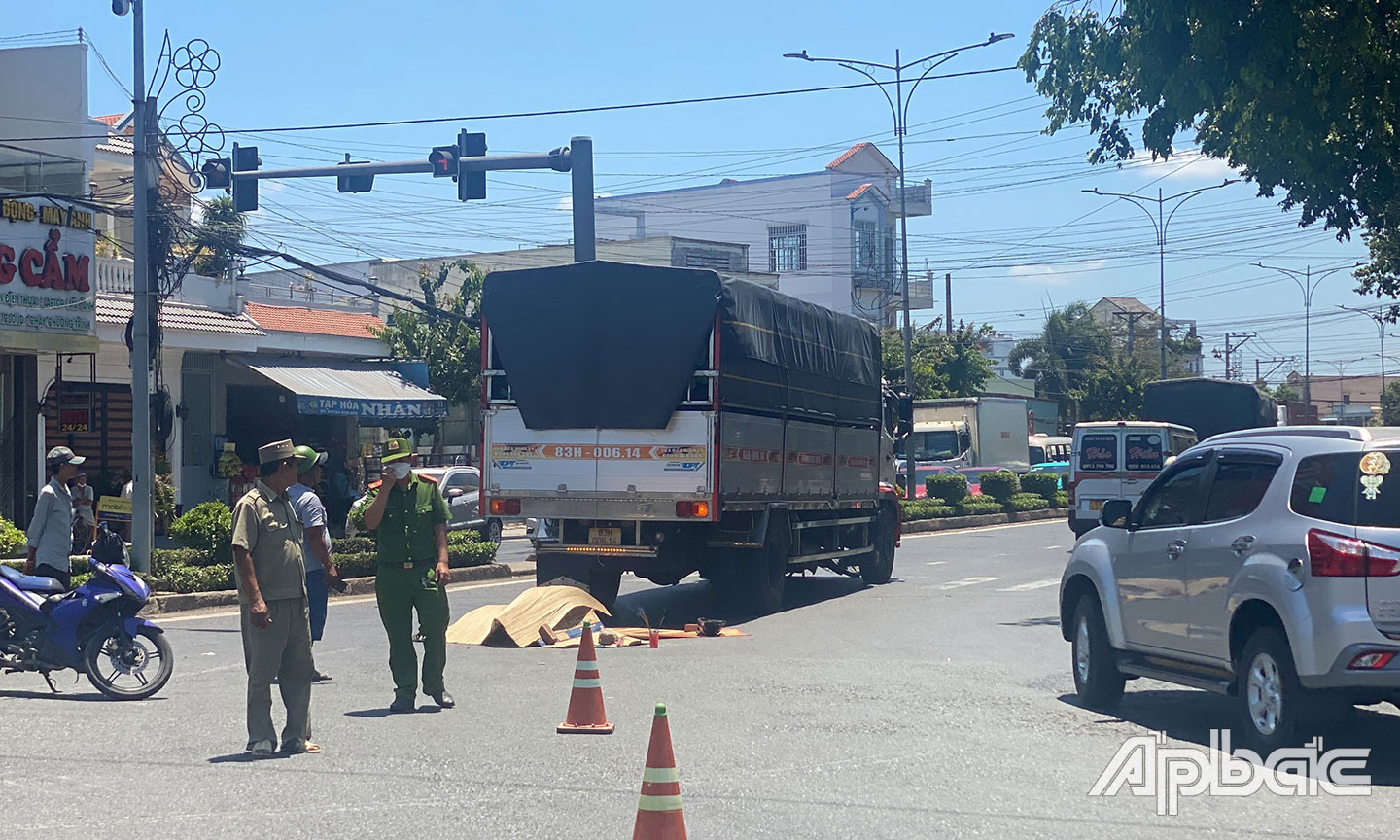 Đoạn ngã tư giao nhau giữa đường Ấp Bắc và đường Nguyễn Thị Thập (thuộc phường 10, TP. Mỹ Tho), mỗi khi xảy ra ra va chạm xe máy và xe ô tô đều tử vong. Các phương tiện xe máy đặc biệt chú ý khi lưu thông trên Quốc lộ 60 hướng từ ngã ba Trung Lương vào nội ô rất dễ va chạm với xe tải, xe khách, xe bồn,… rẽ phải về cầu Rạch Miễu.
