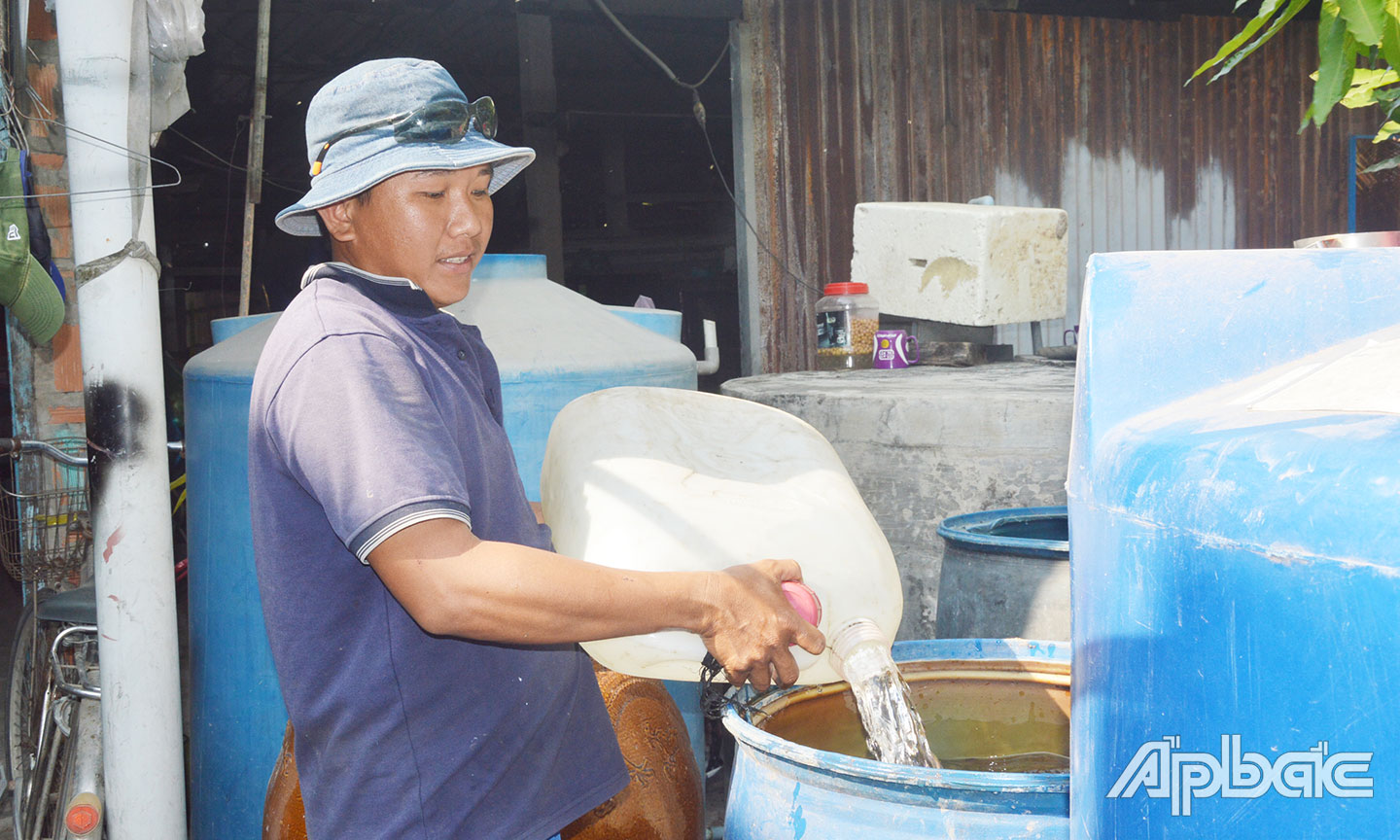 Ngày nào anh Dương Anh Phụng (ấp Xóm Rẫy, xã Kiểng Phước, huyện Gò Công Đông) cũng chở can đến lấy nước ngọt từ vòi nước công cộng và chở về đổ vào các lu trữ để dành sử dụng.