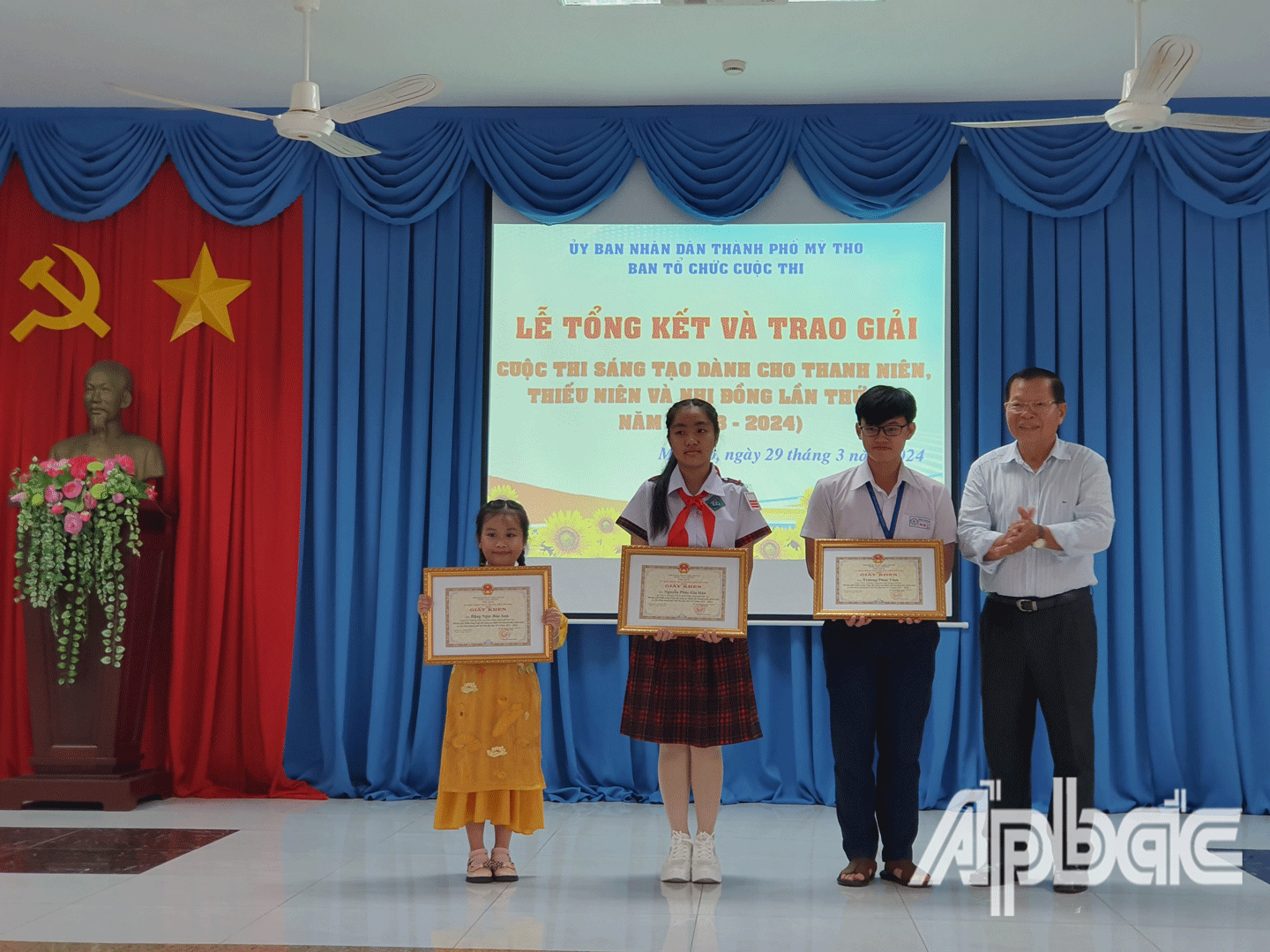 Chủ tịch Liên hiệp các Hội Khoa học Kỹ thuật tỉnh Tiền Giang Nguyễn Văn Khang trao giải Nhất cho các thí sinh.