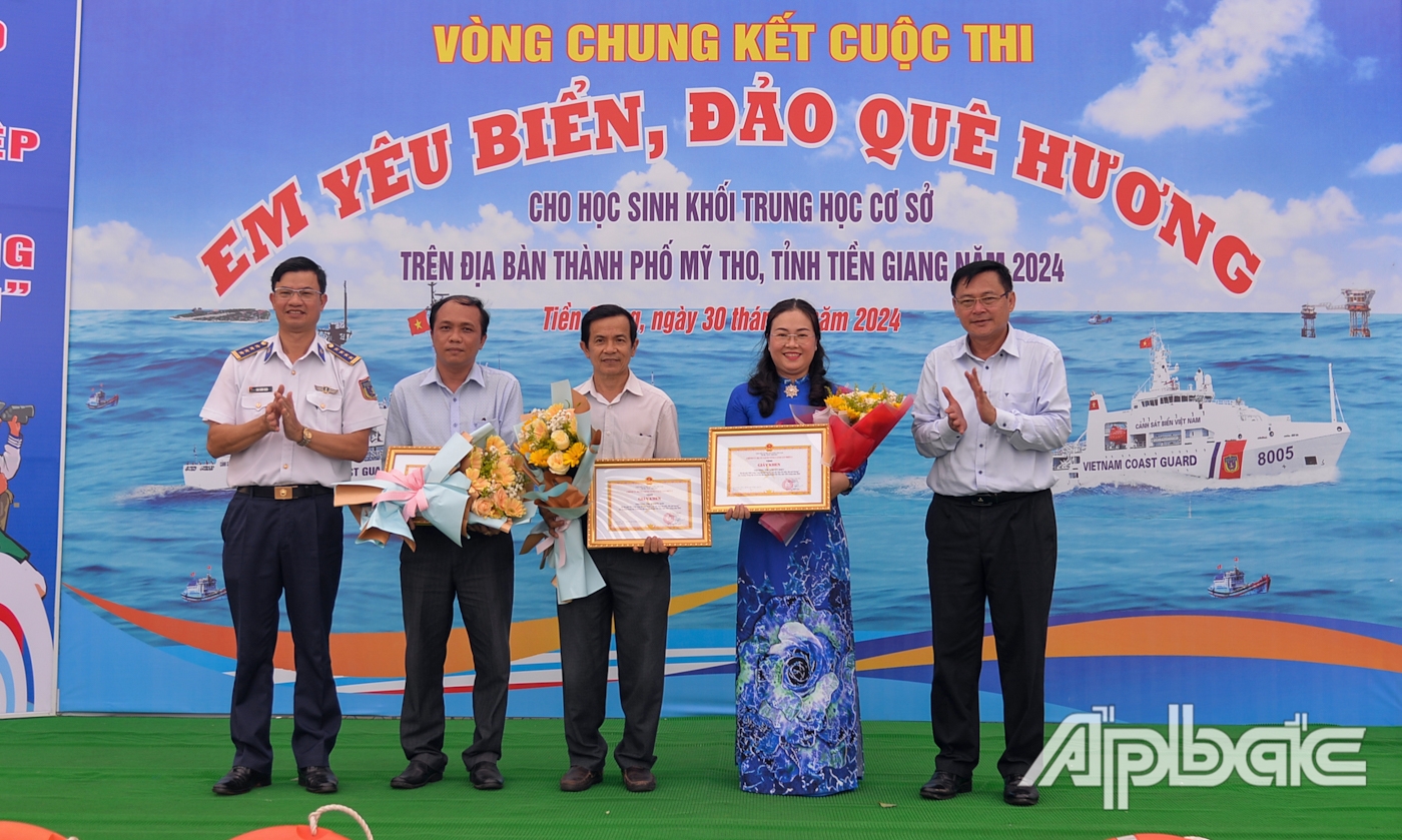 Ban Tổ chức trao Giấy khen cho 3 trường đạt kết quả cao trong vòng thi trực tuyến.