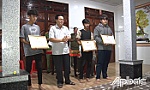Khen thưởng 3 cá nhân nhặt bóp tiền trả lại cho người đánh rơi