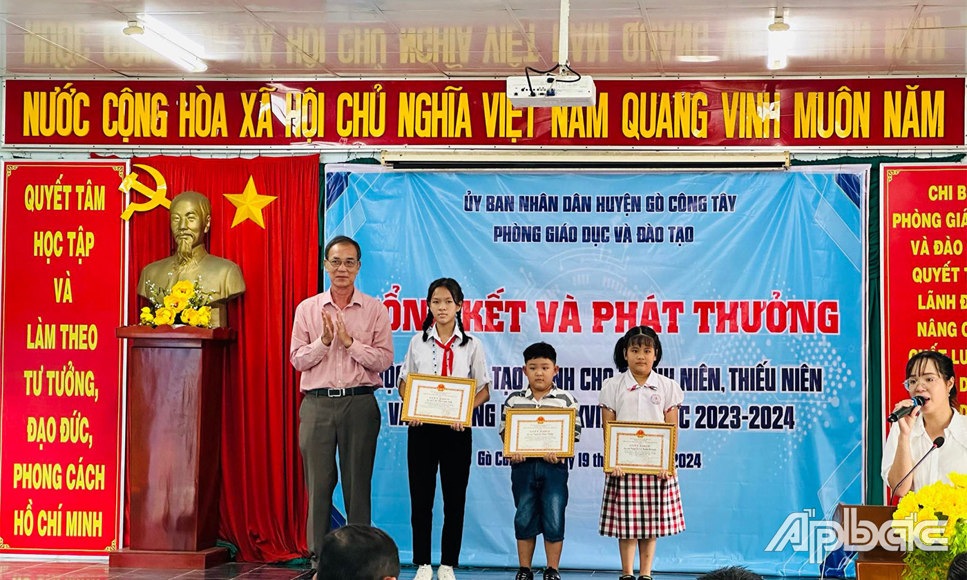 Trao 19 Giấy khen cho các cá nhân có thành tích xuất sắc