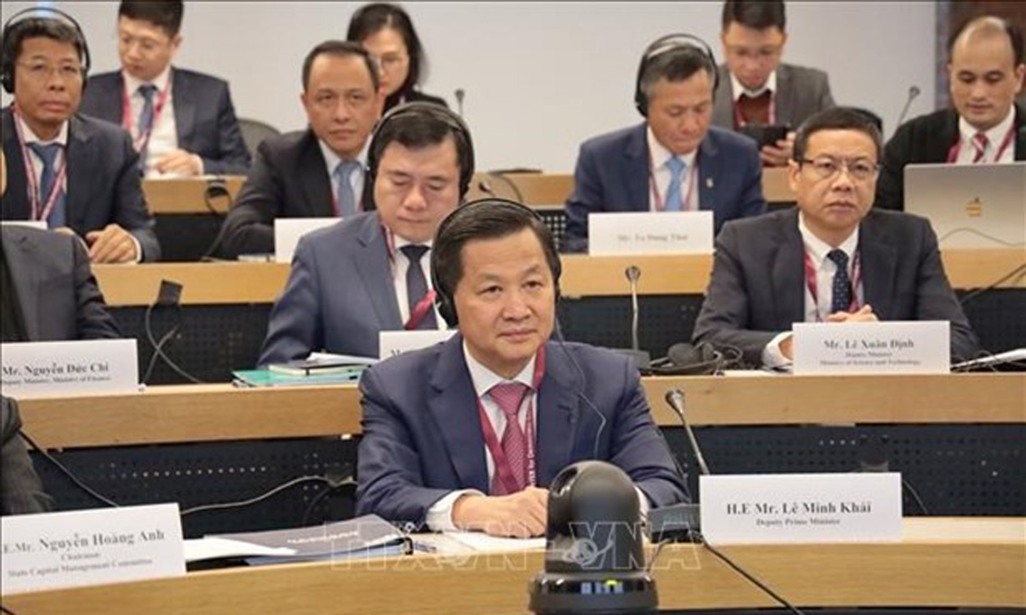 Deputy Prime Minister Le Minh Khai (centre) attends a discussion session of 2024 Vietnam Executive Leadership Programme. (Photo: VNA).